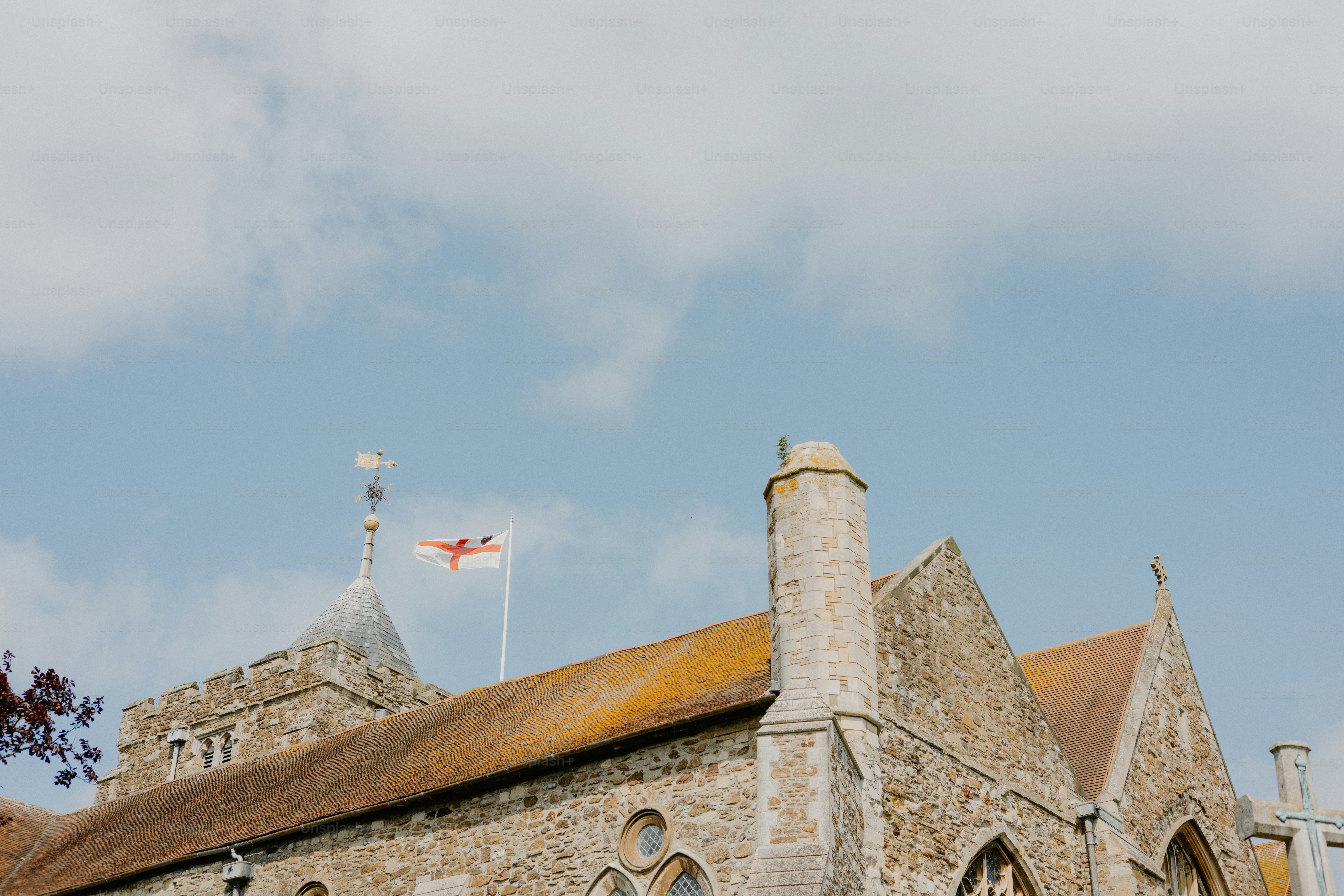 Ein Kirchengebäude mit einer Fahne an einem sonnigen Tag.