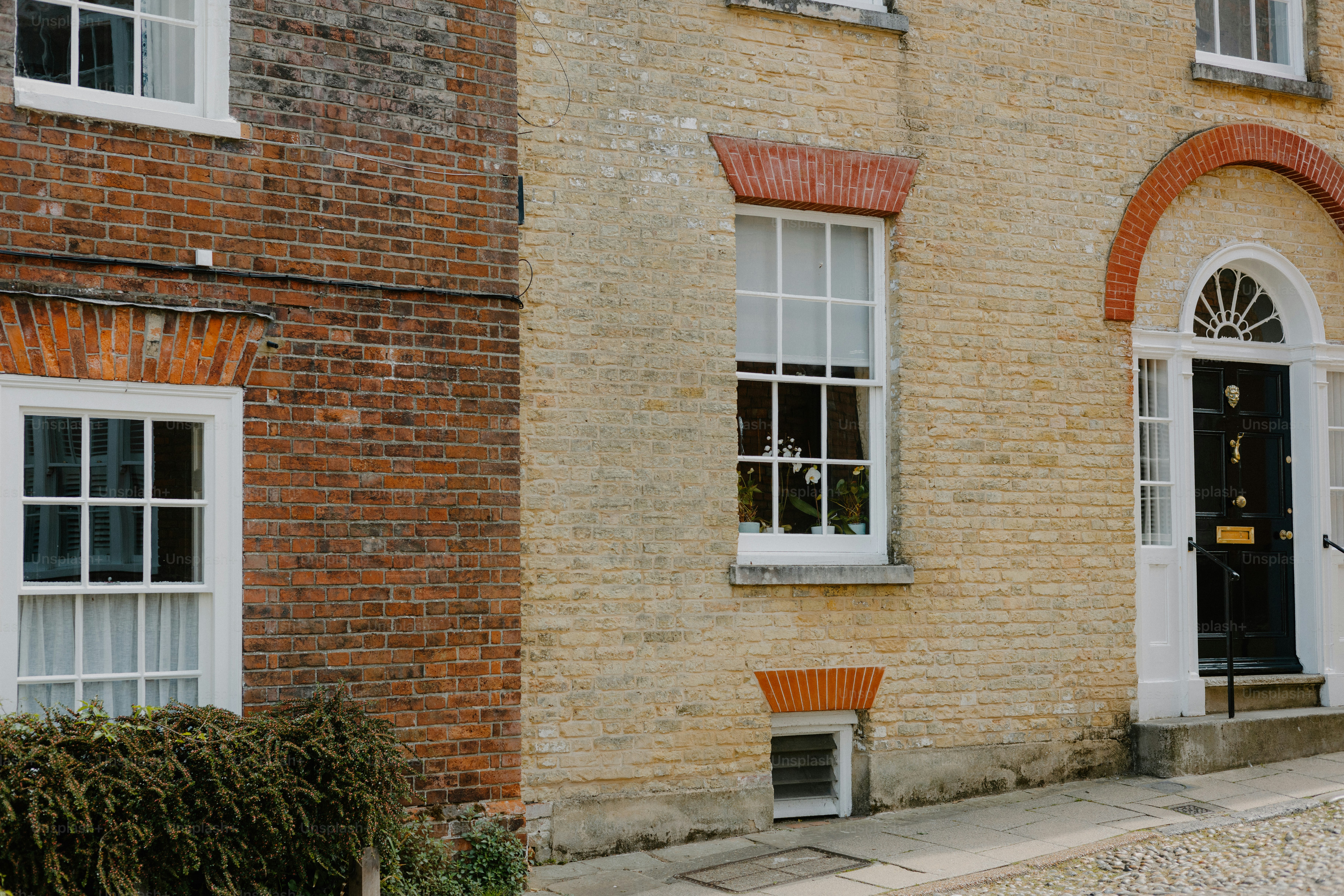 Alte Backsteingebäude mit Fenstern bei Tageslicht.