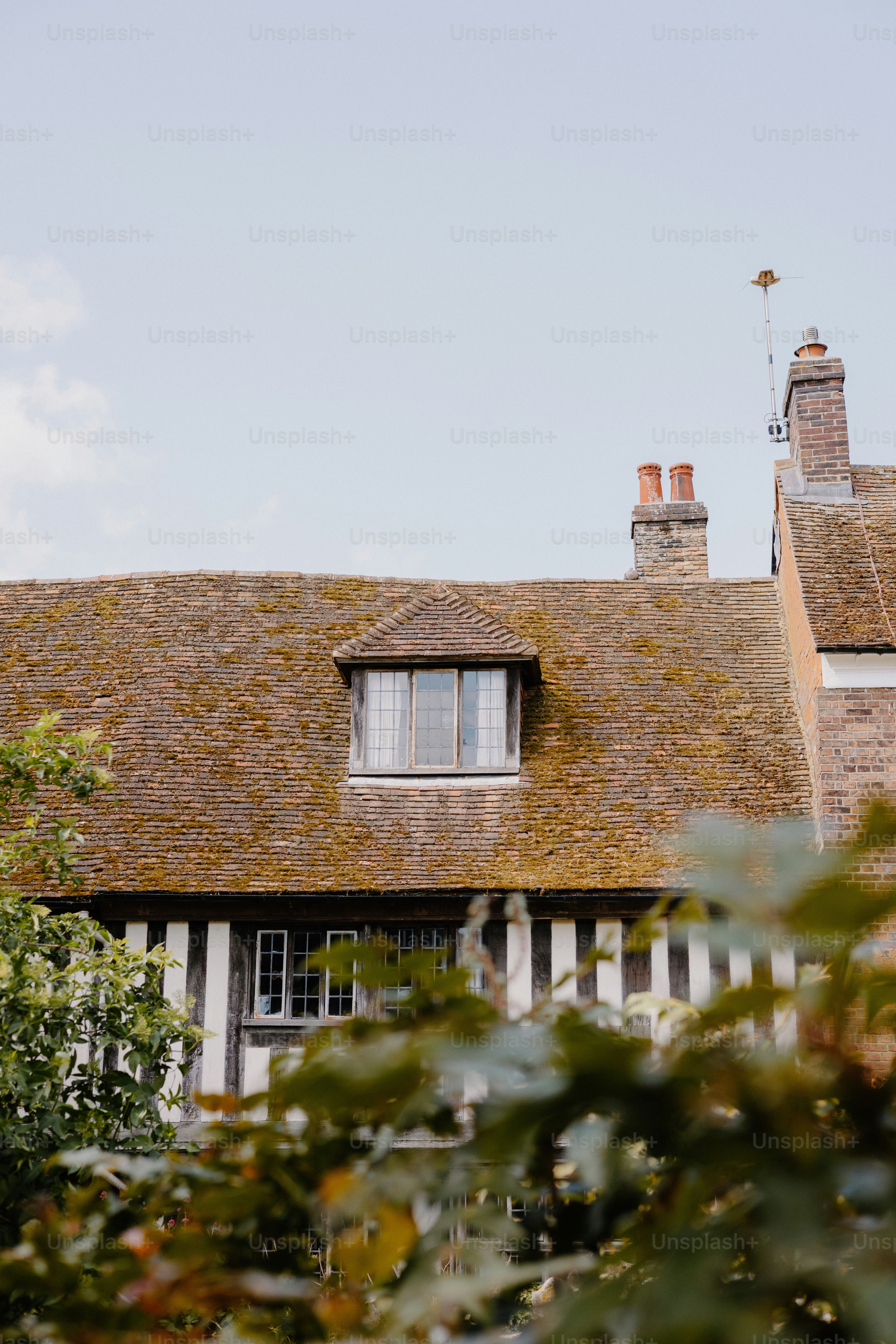 Altes Gebäude Dach und Fenster an einem sonnigen Tag.