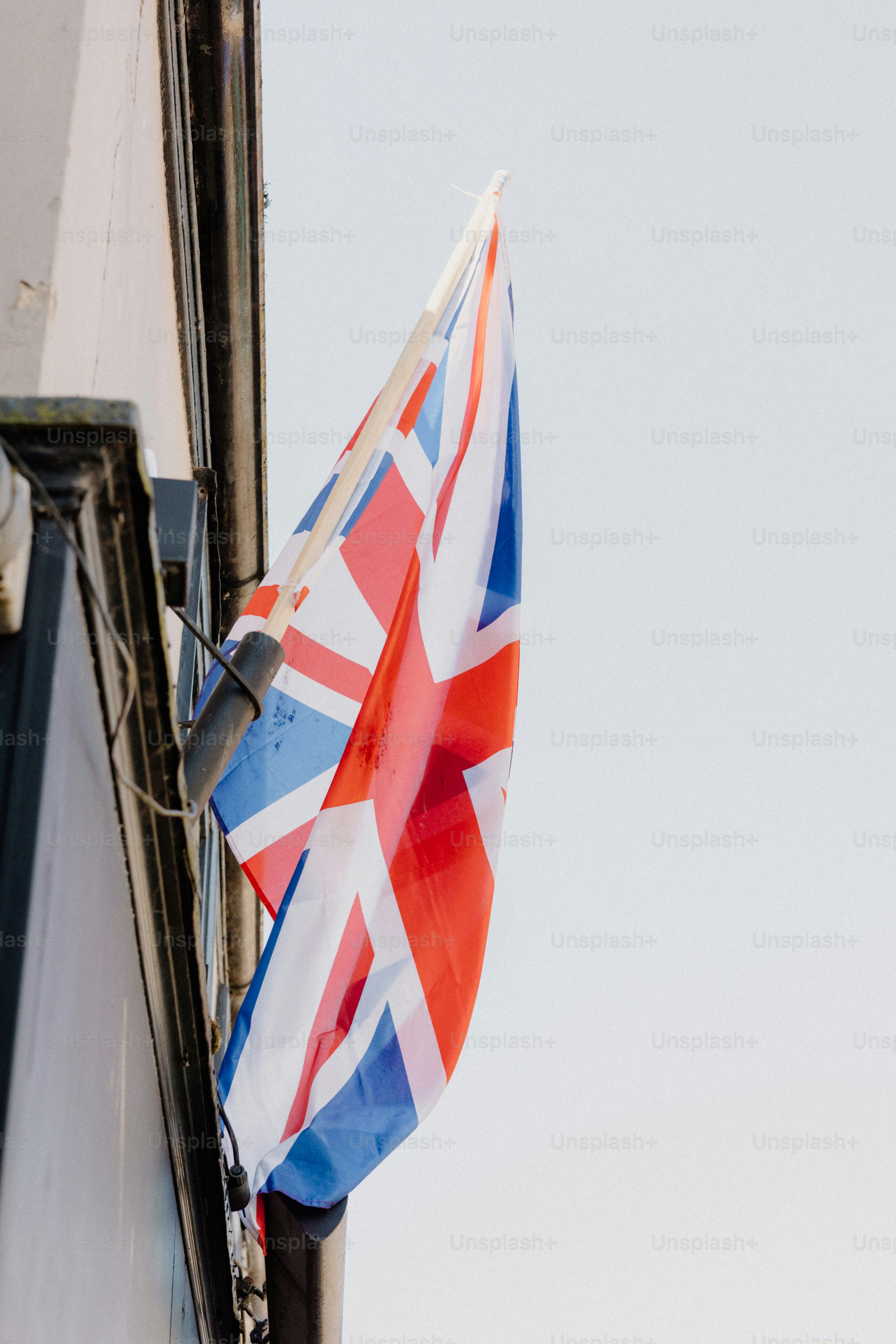 An einem Gebäude hängt eine Union Jack-Flagge.
