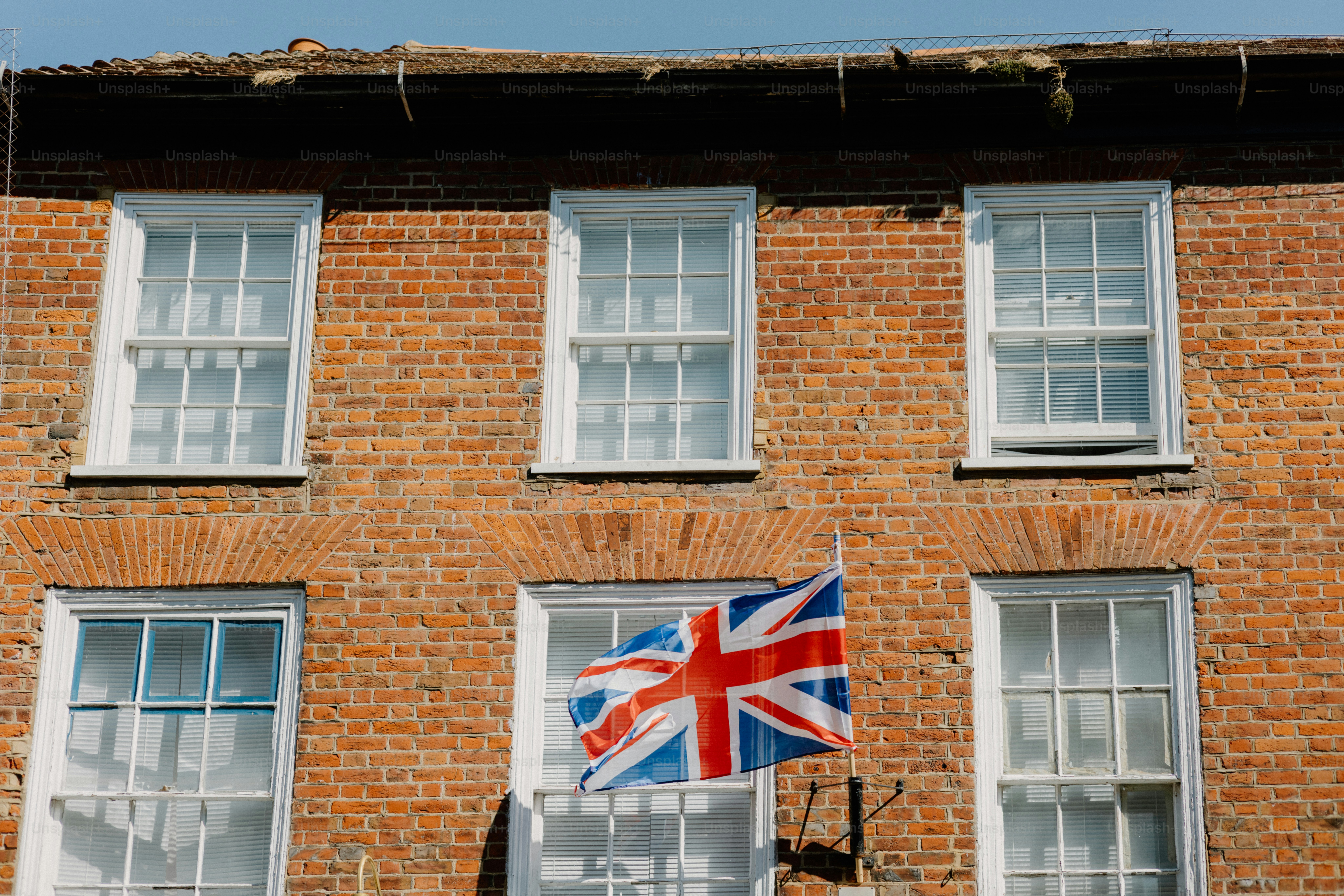 Un bâtiment en brique arbore le drapeau britannique.