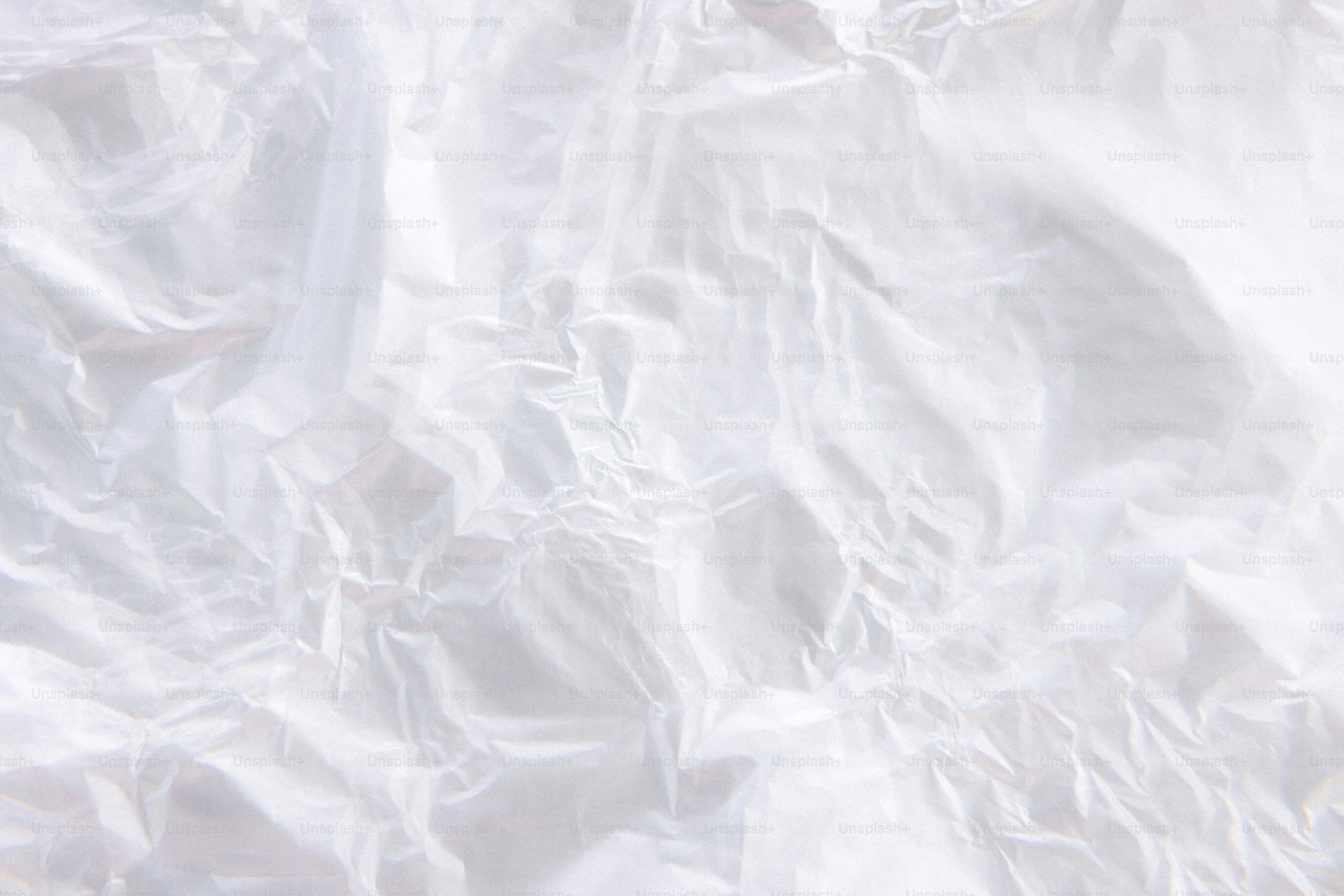 Zerknitterter weißer Kunststoff erzeugt eine abstrakte Textur.