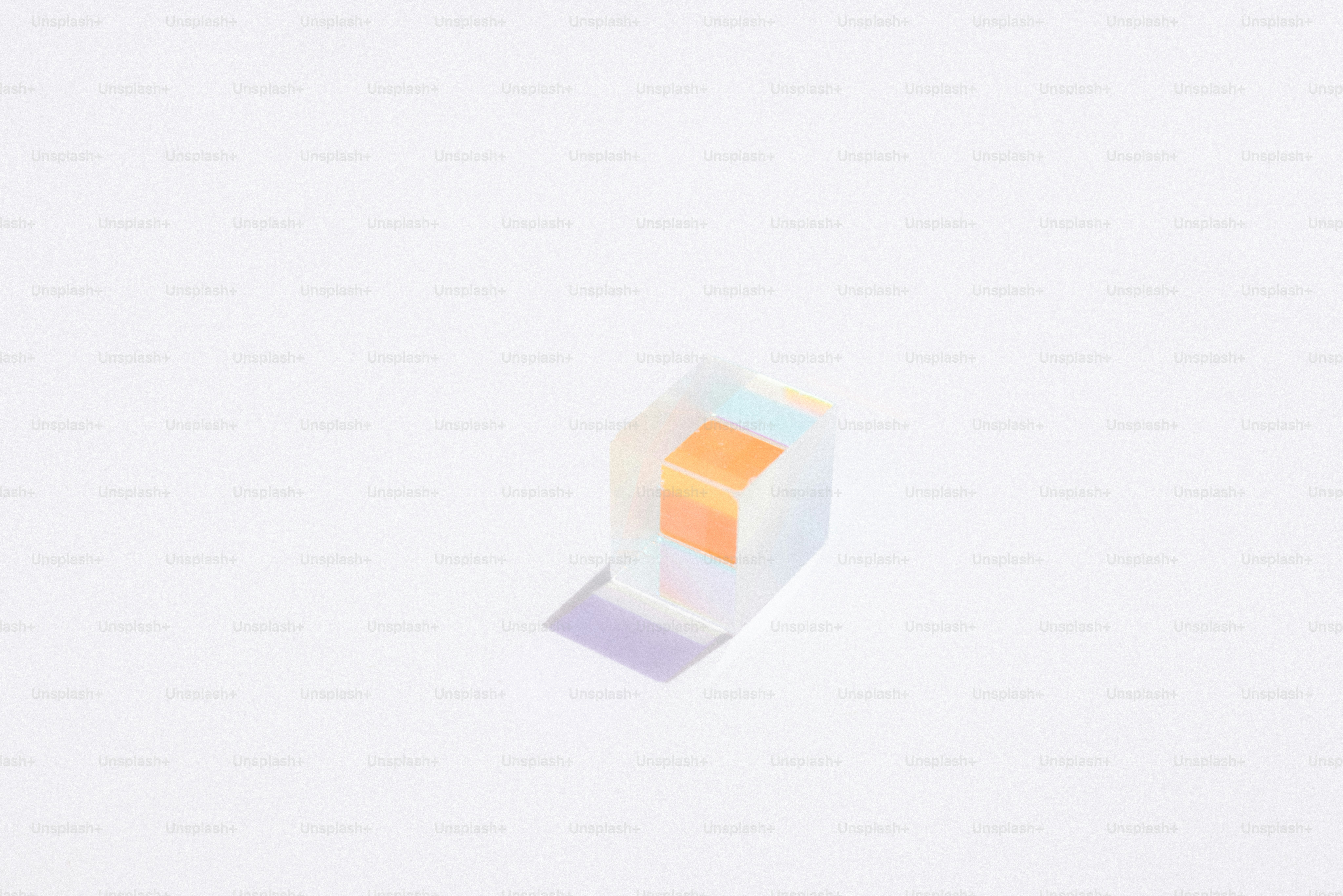 Un cubo chiaro contiene un cubo arancione più piccolo.