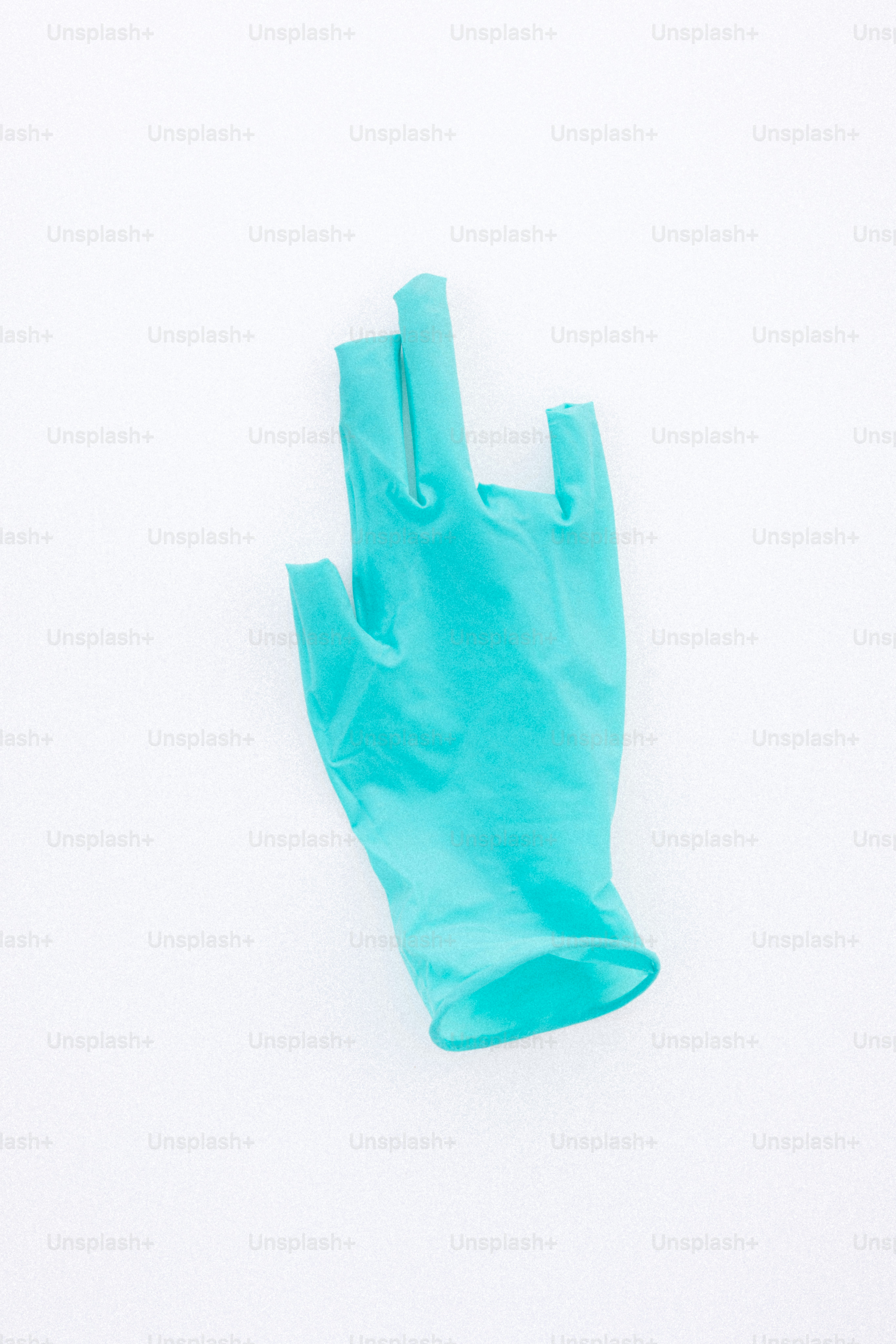 Ein blauer Handschuh hat Löcher in den Fingern.