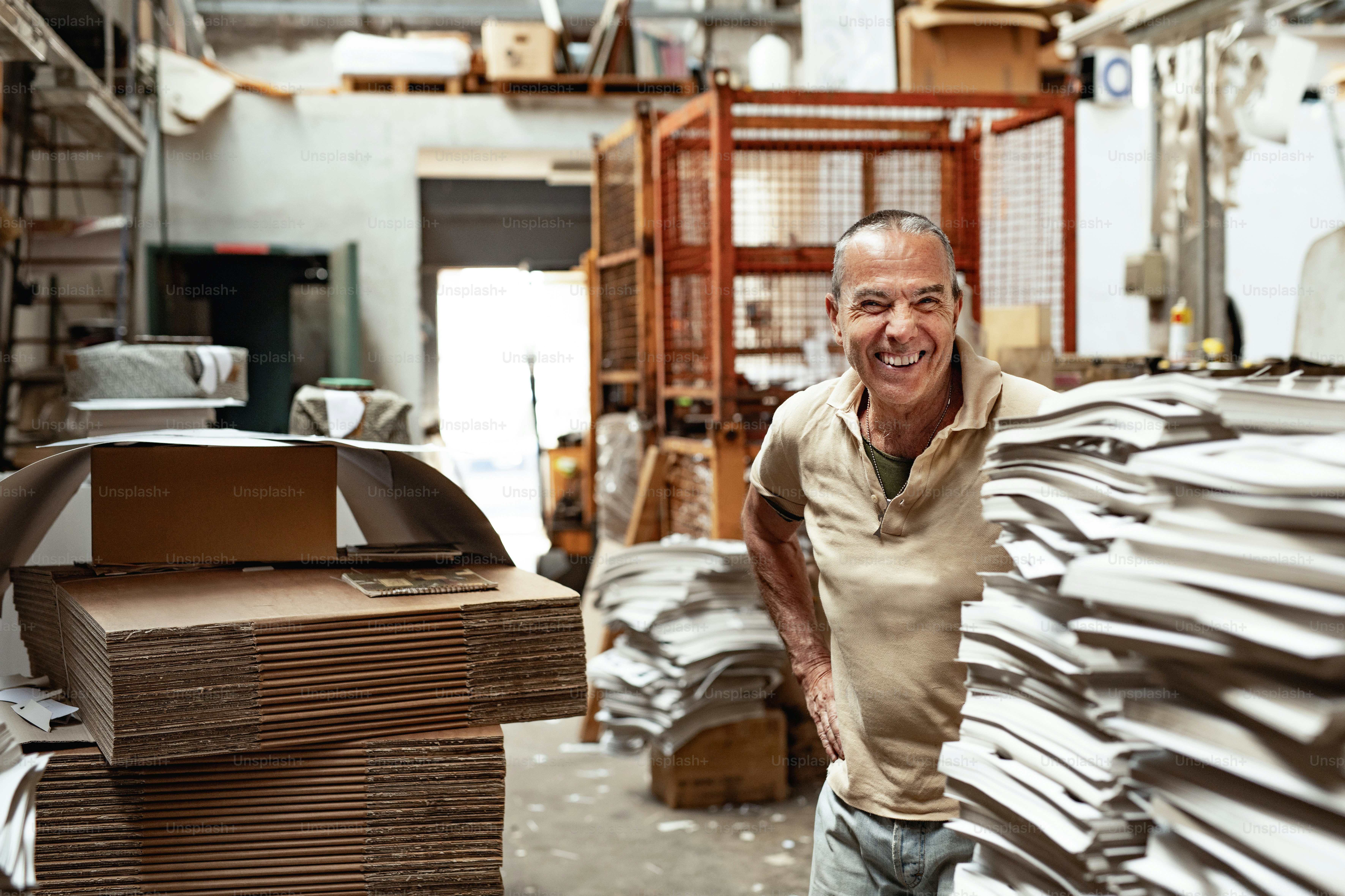 倉庫で微笑む男。