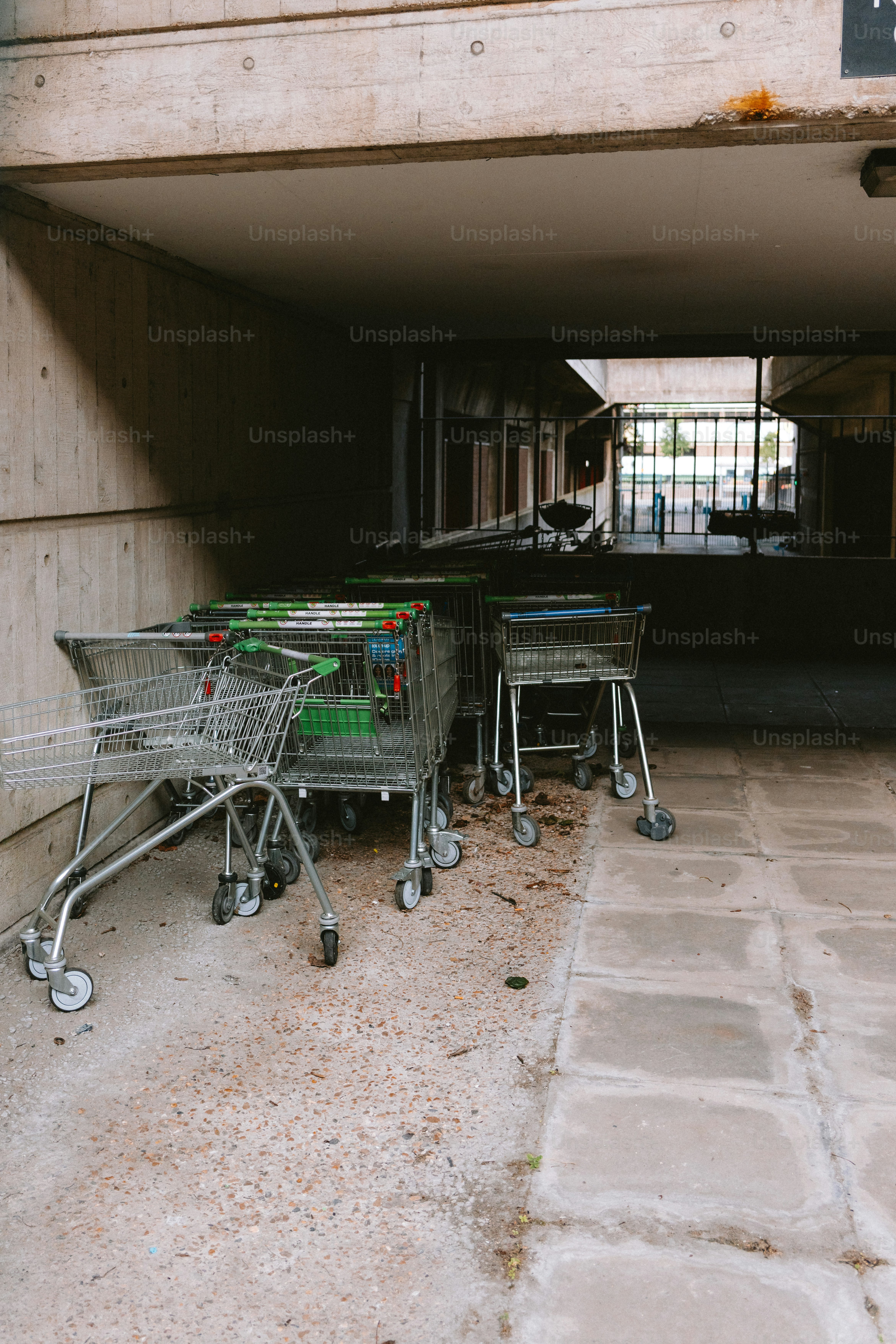 Los carritos de la compra se sitúan bajo una pasarela de hormigón.