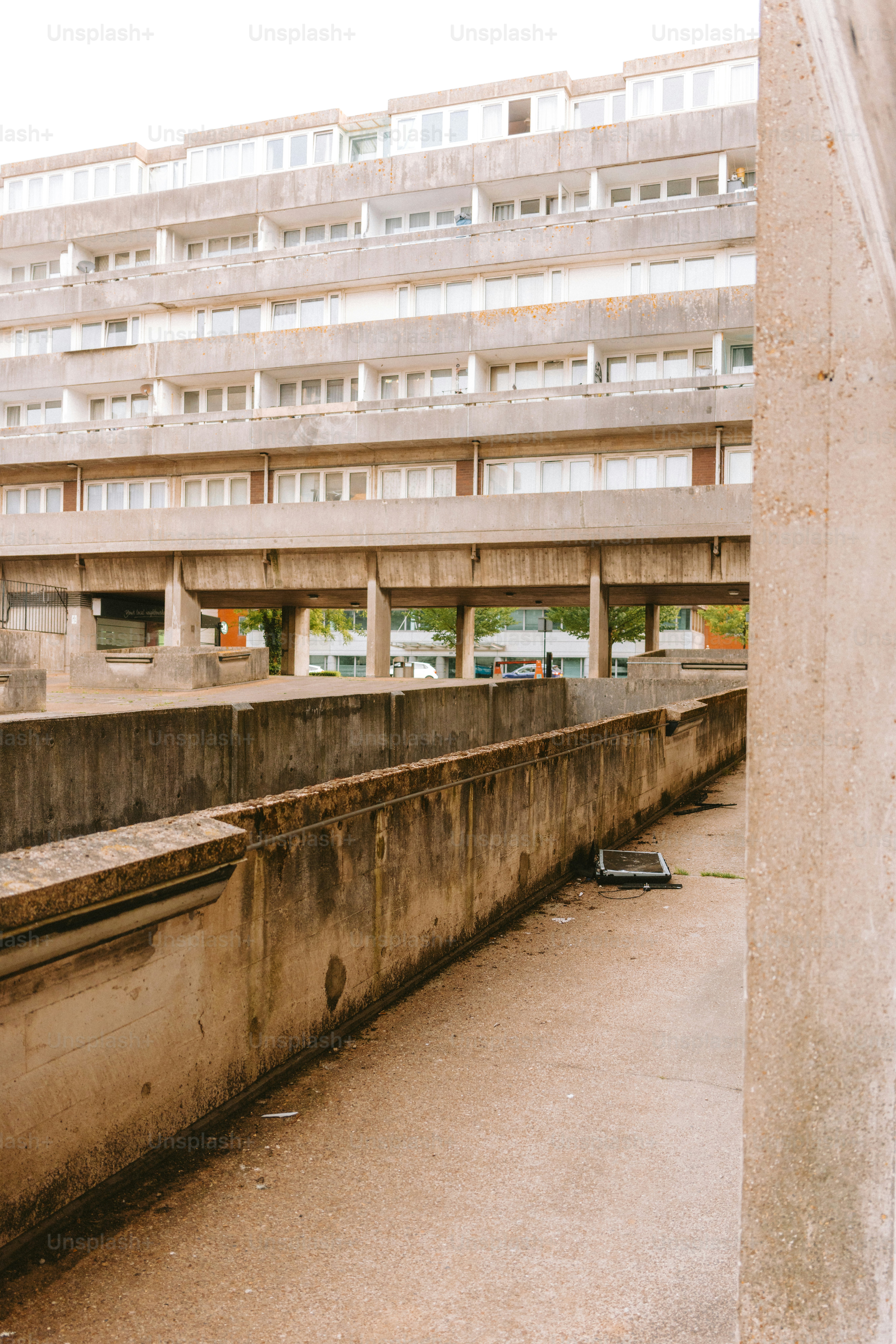 Un edificio de hormigón con numerosos balcones.