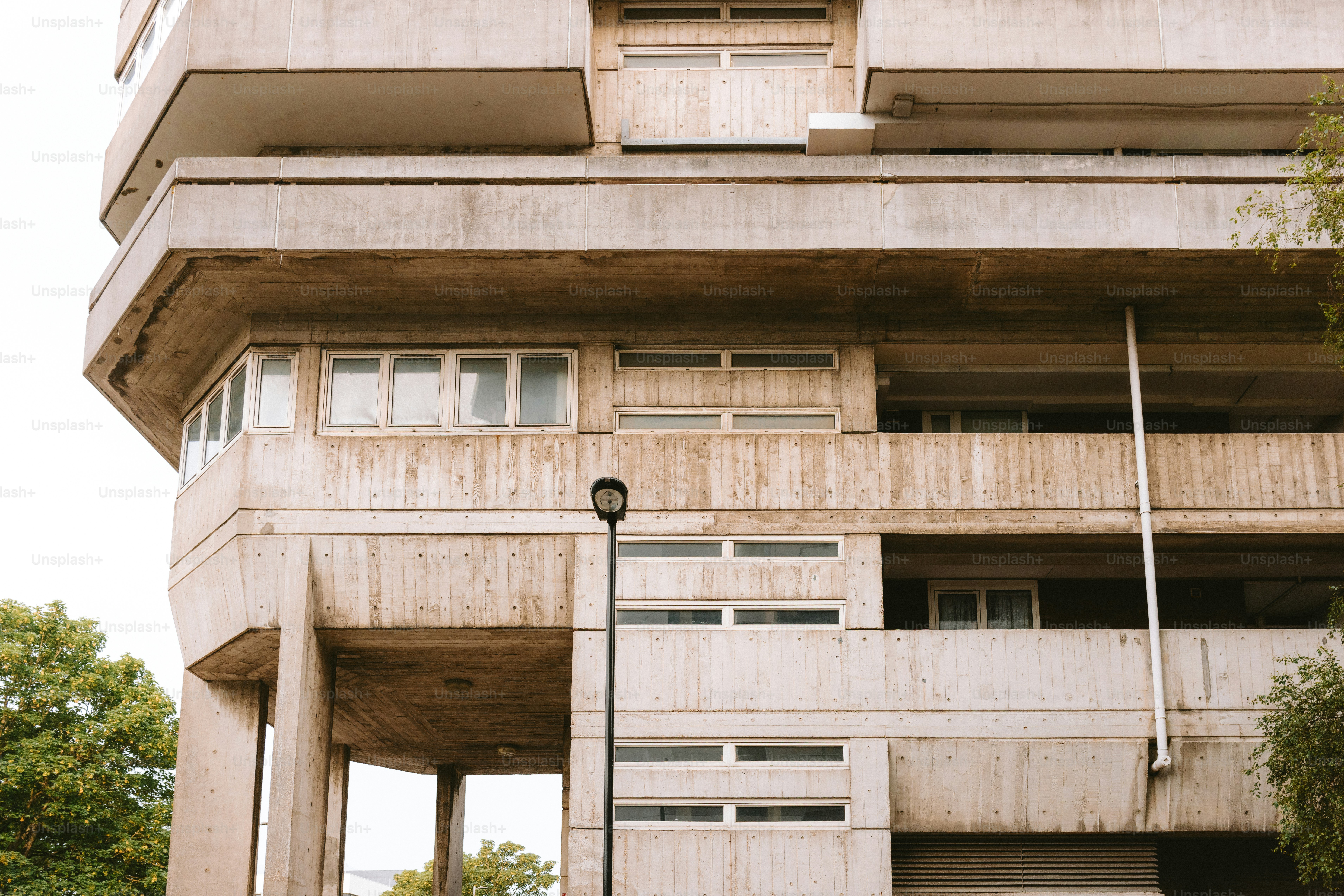 Exterior de un edificio de apartamentos brutalista.