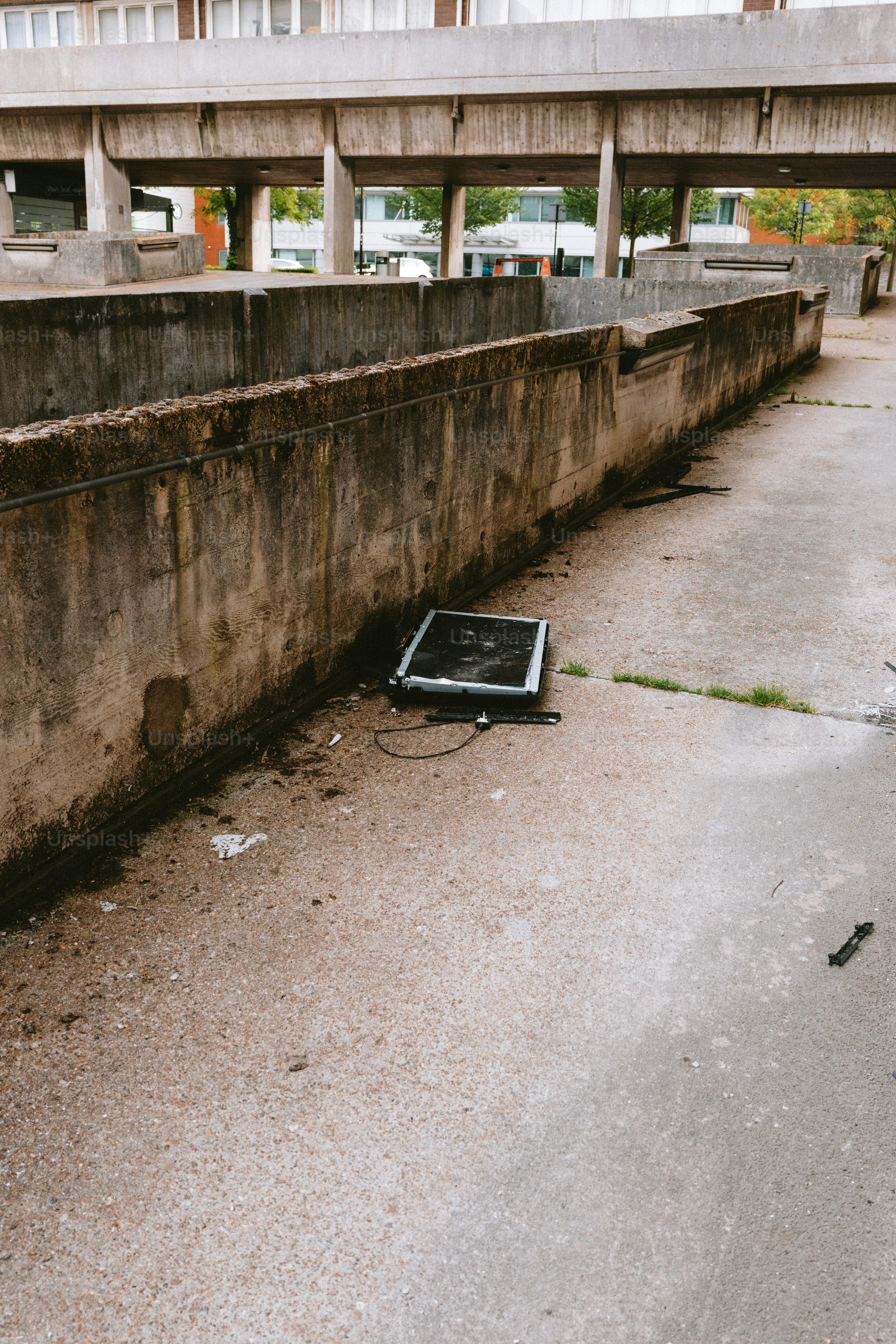 Se muestra la arquitectura de hormigón y los escombros.