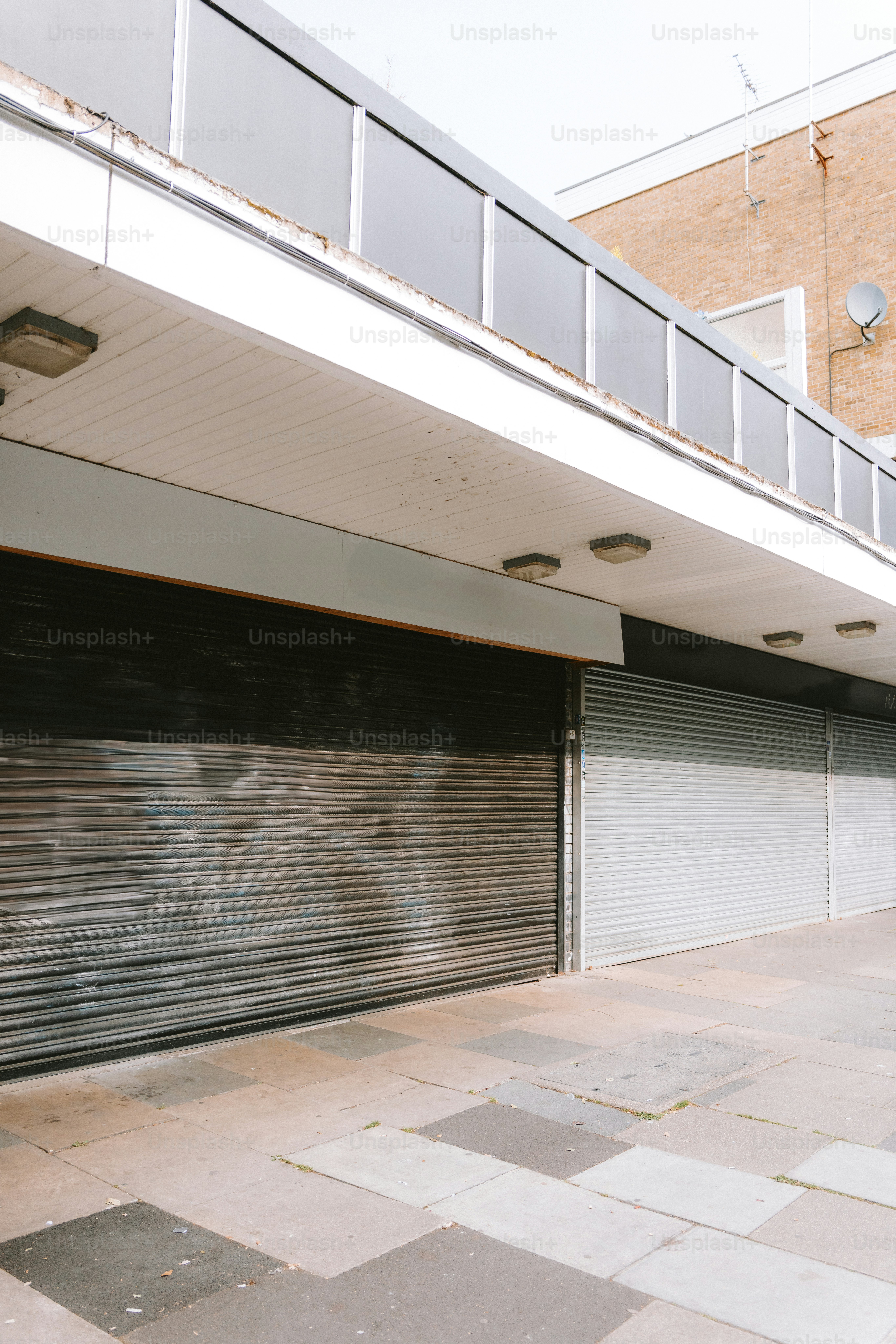 Vengono mostrate vetrine chiuse con serrande di sicurezza.