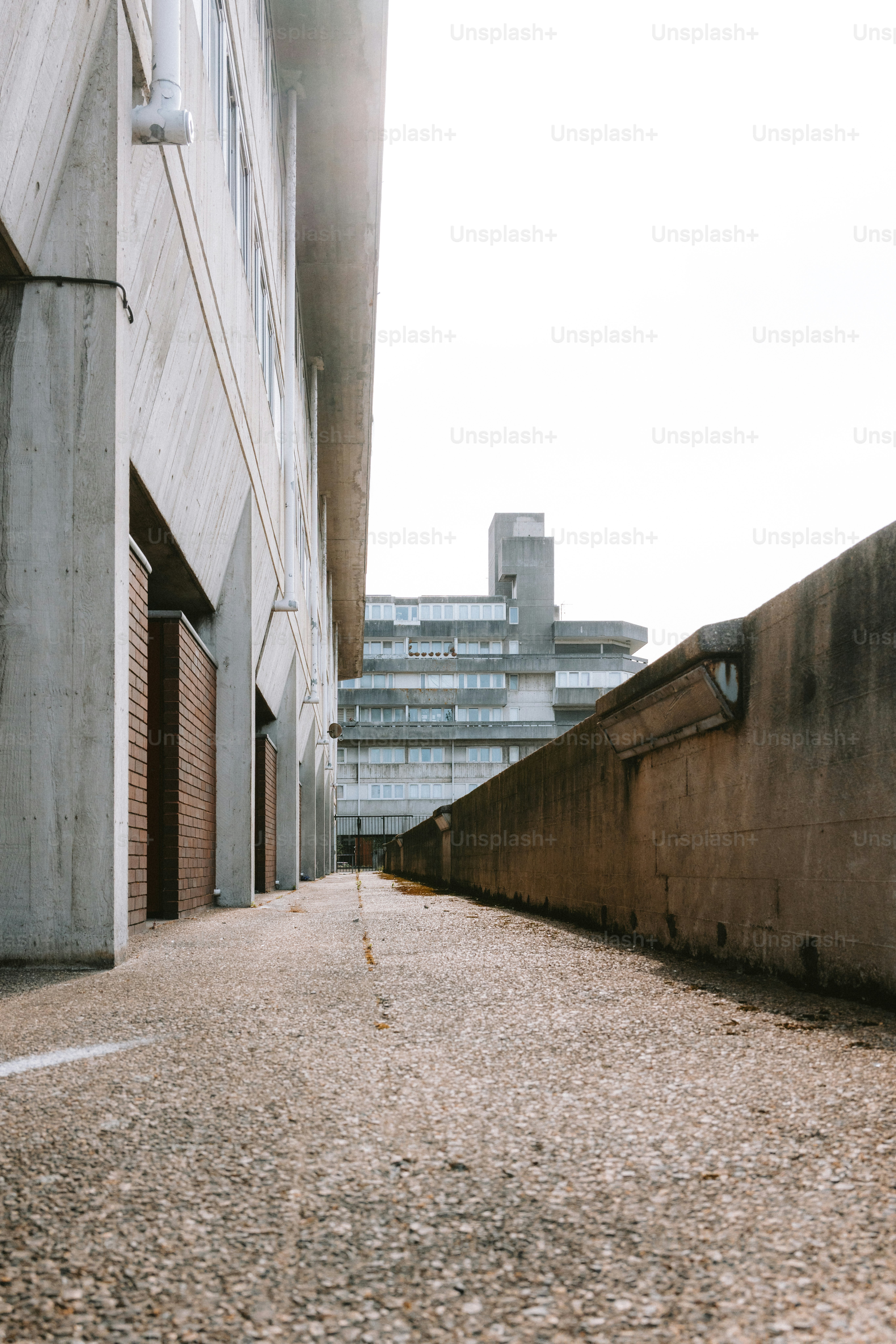 Edifici in cemento e un percorso in prospettiva.