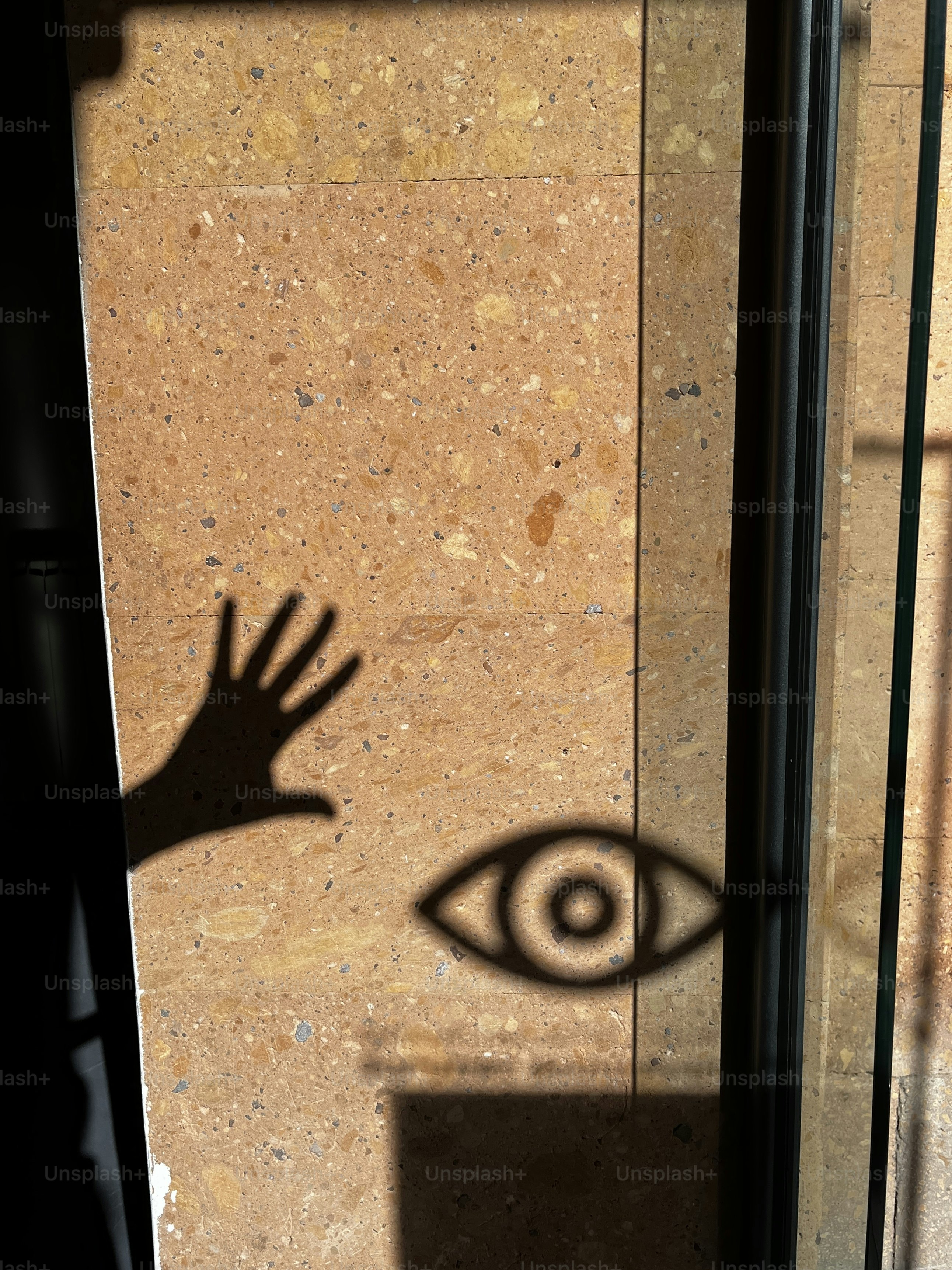 그림자 손이 그림자 눈을 향해 뻗습니다.