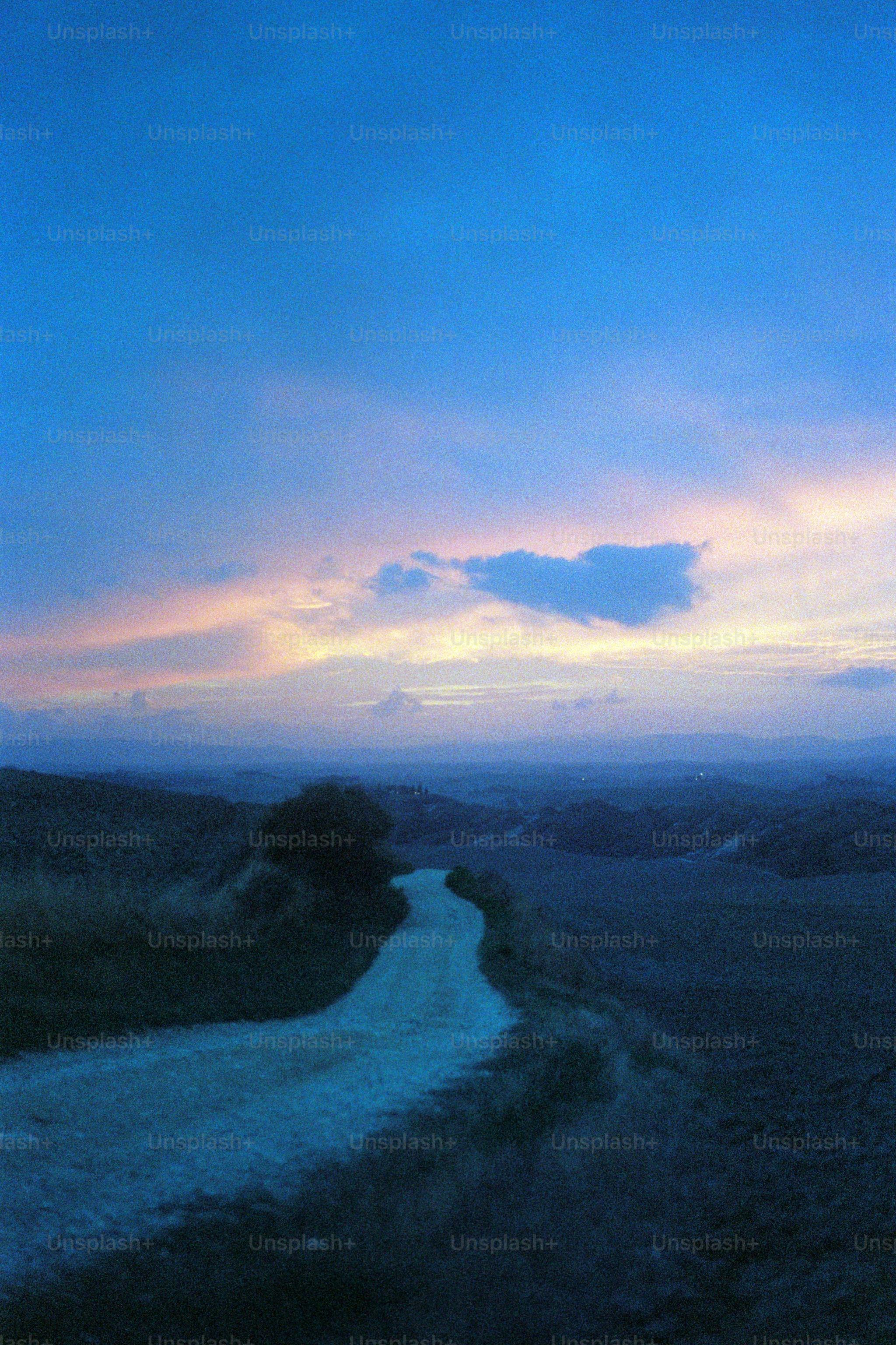 El camino polvoriento conduce a una hermosa puesta de sol.