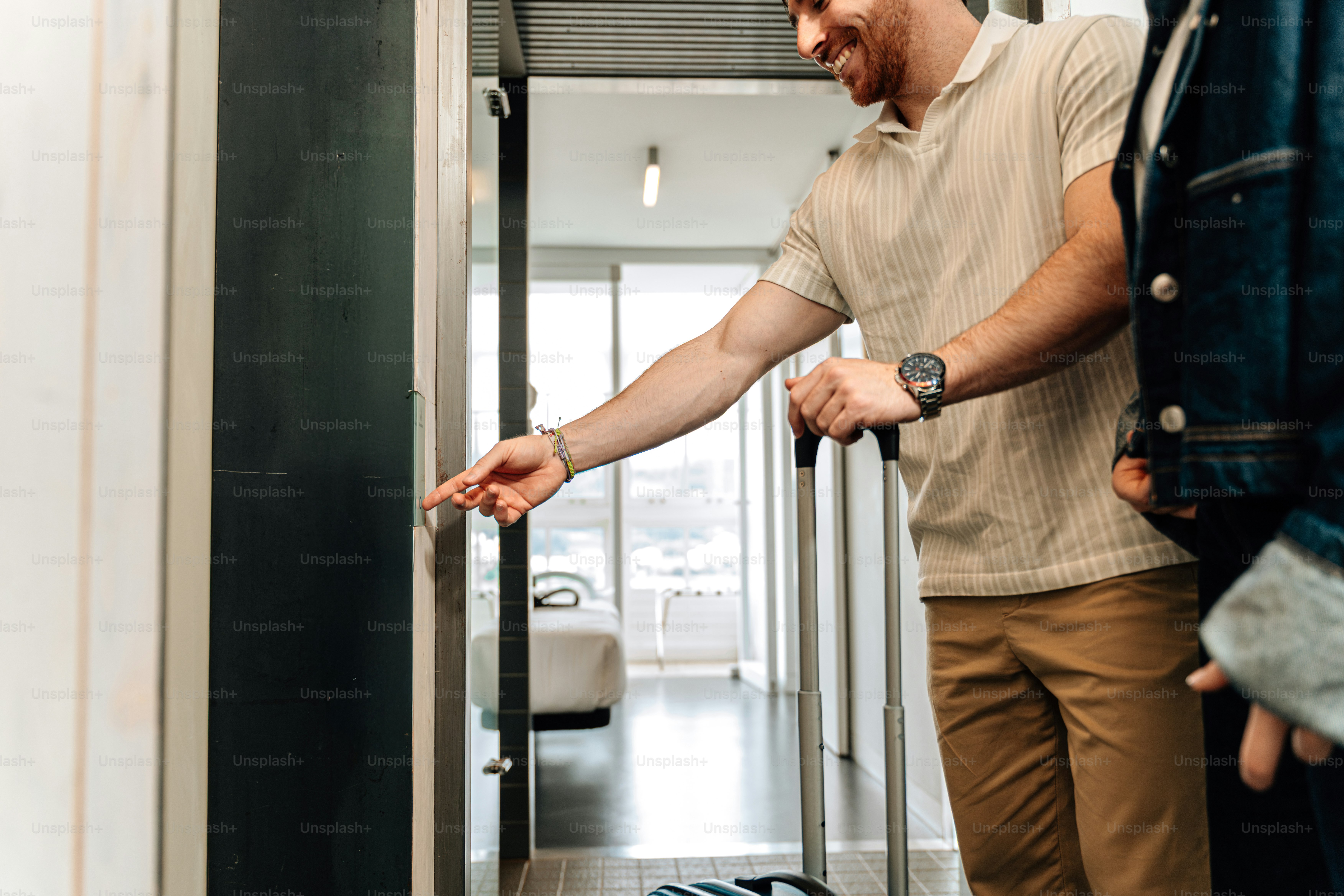 Un hombre toca el timbre, sonriendo.