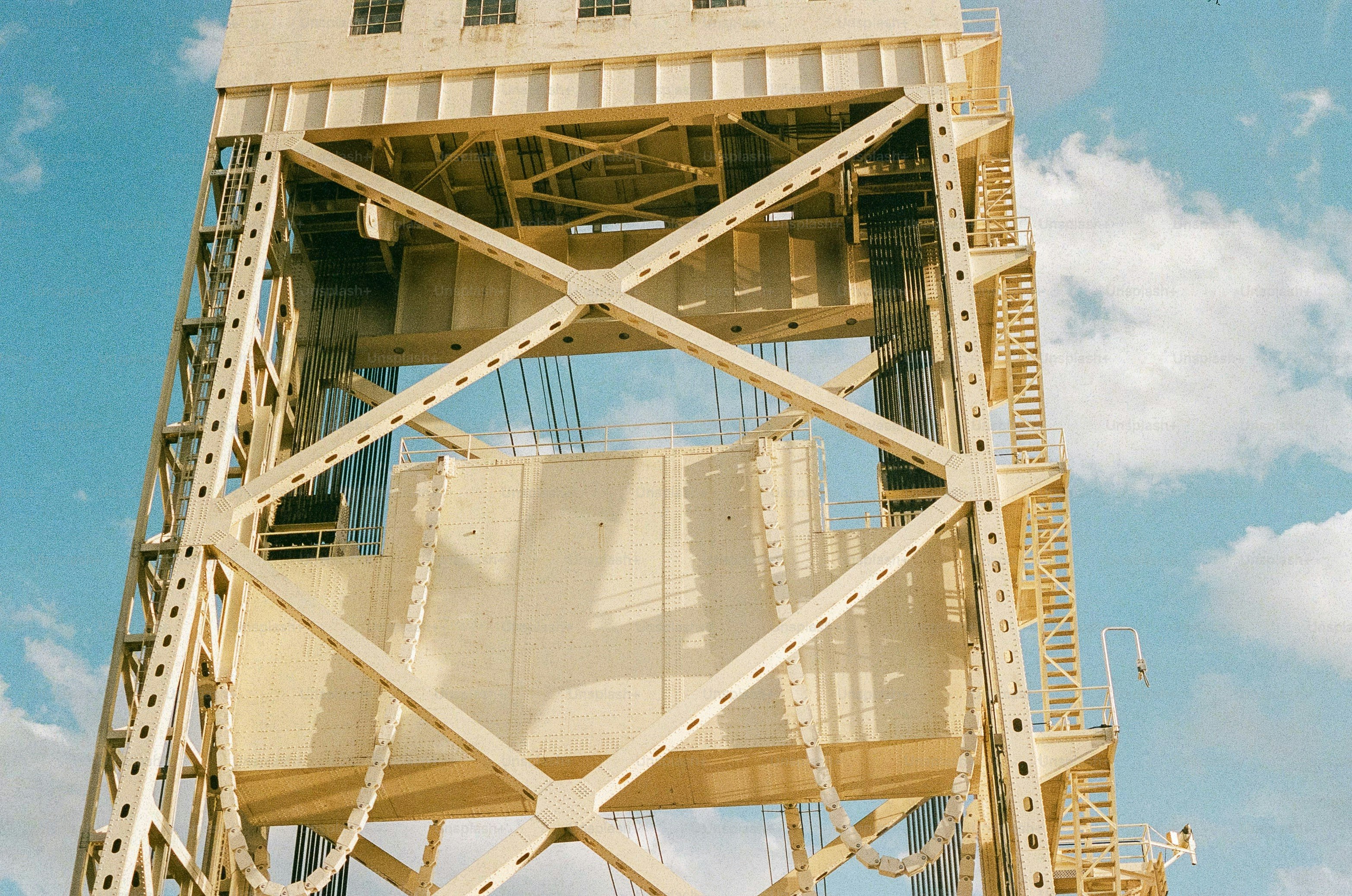 Blick nach oben auf eine gelbe Hubbrücke.