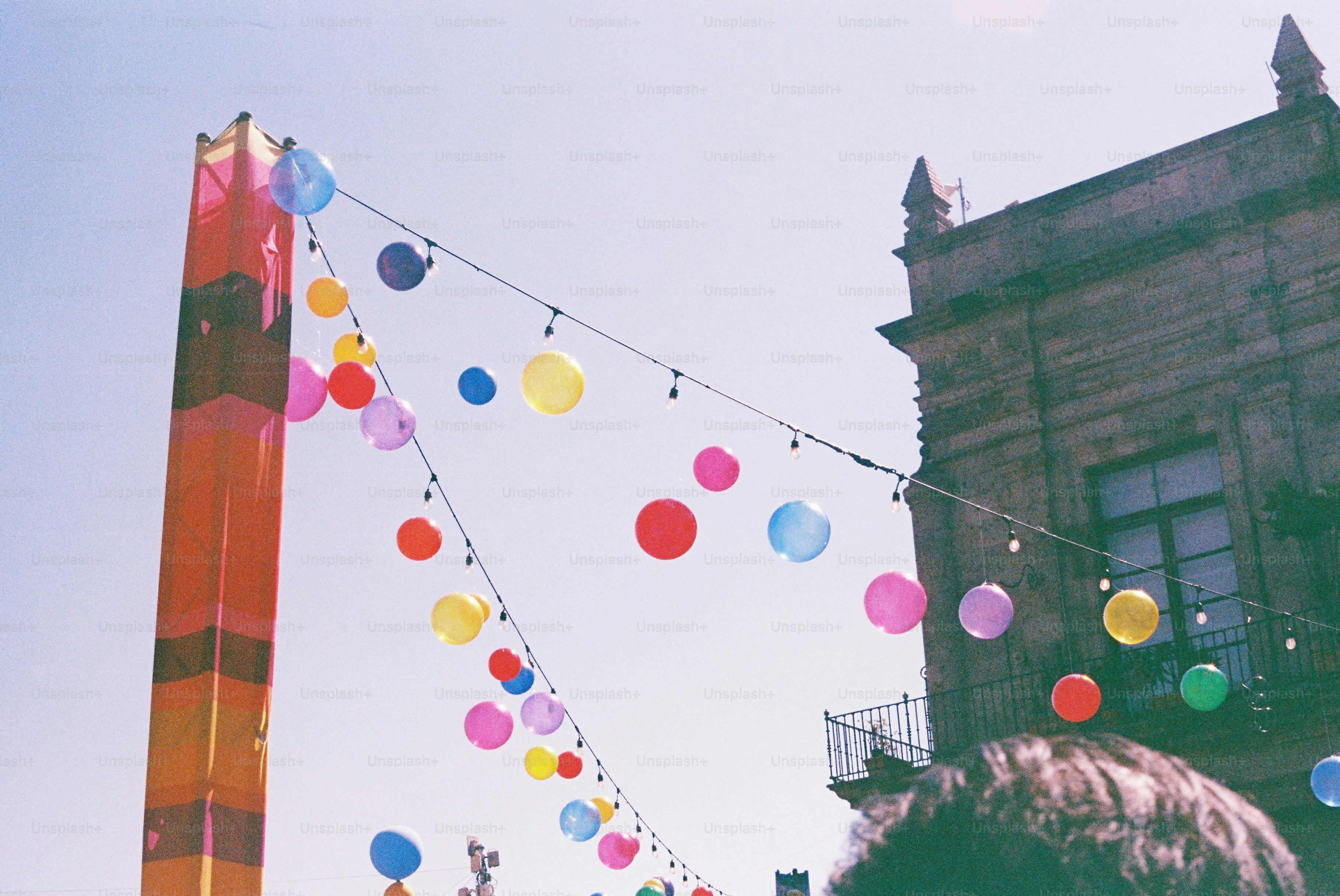 Bunte Luftballons schmücken eine Straße mit Gebäuden