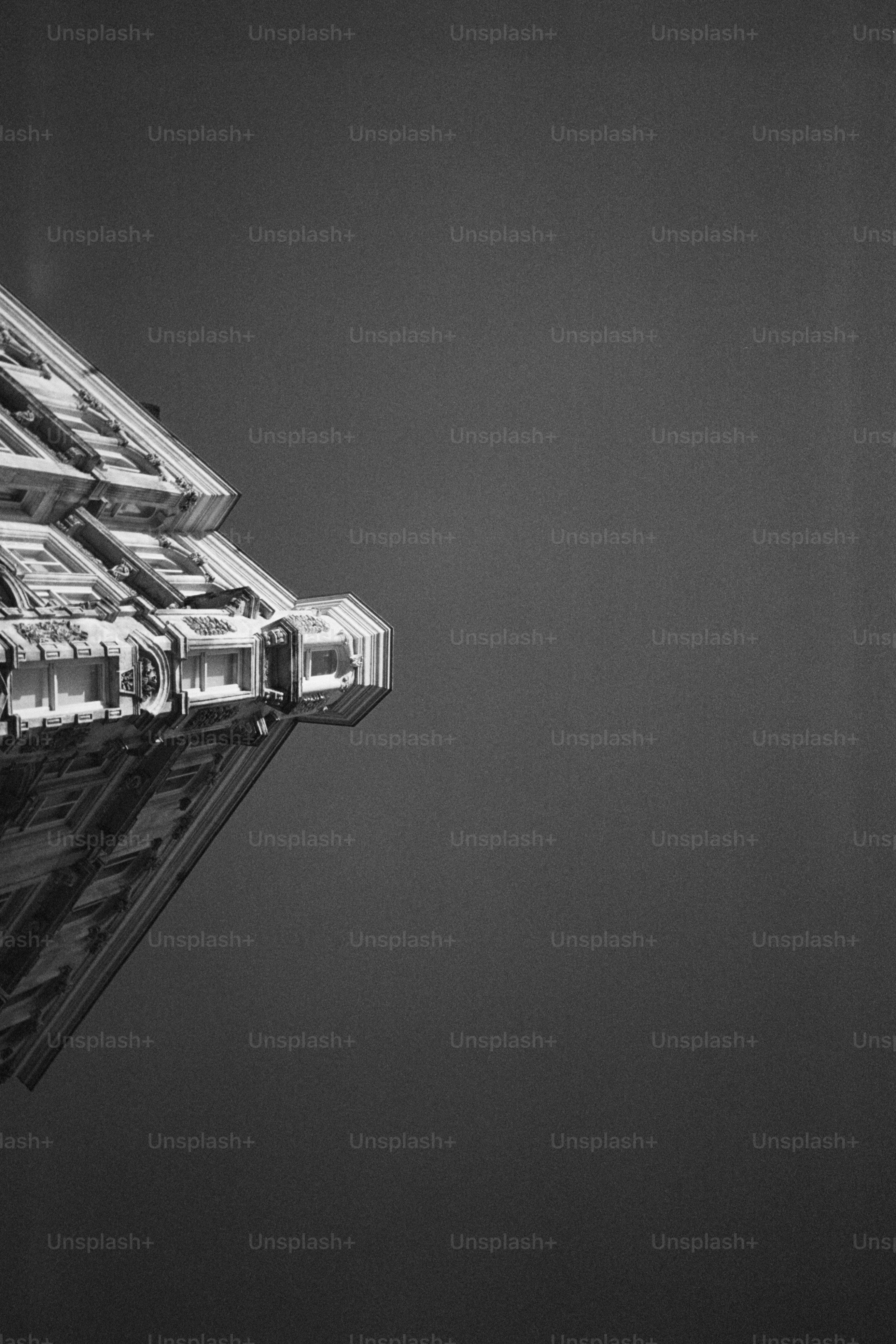 Detalhes arquitetônicos contra um céu cinza são mostrados.