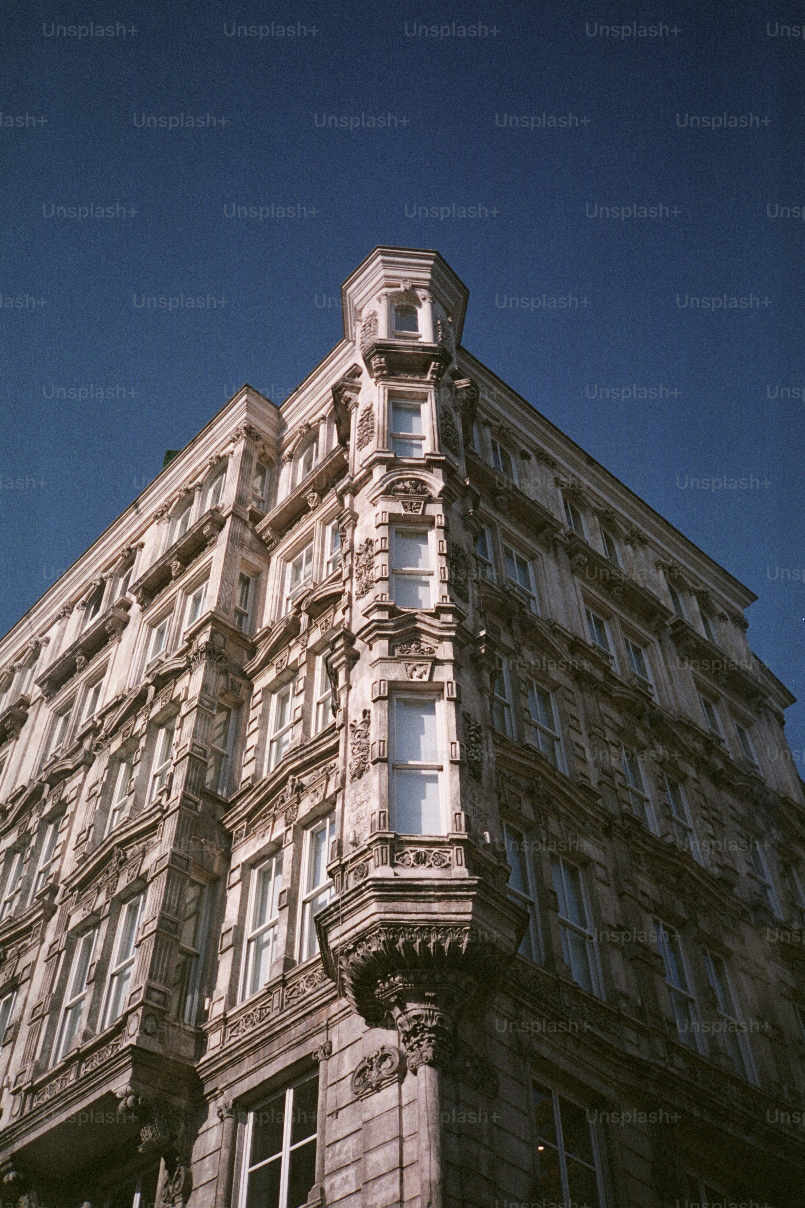 Um edifício alto e ornamentado contra um céu azul claro.