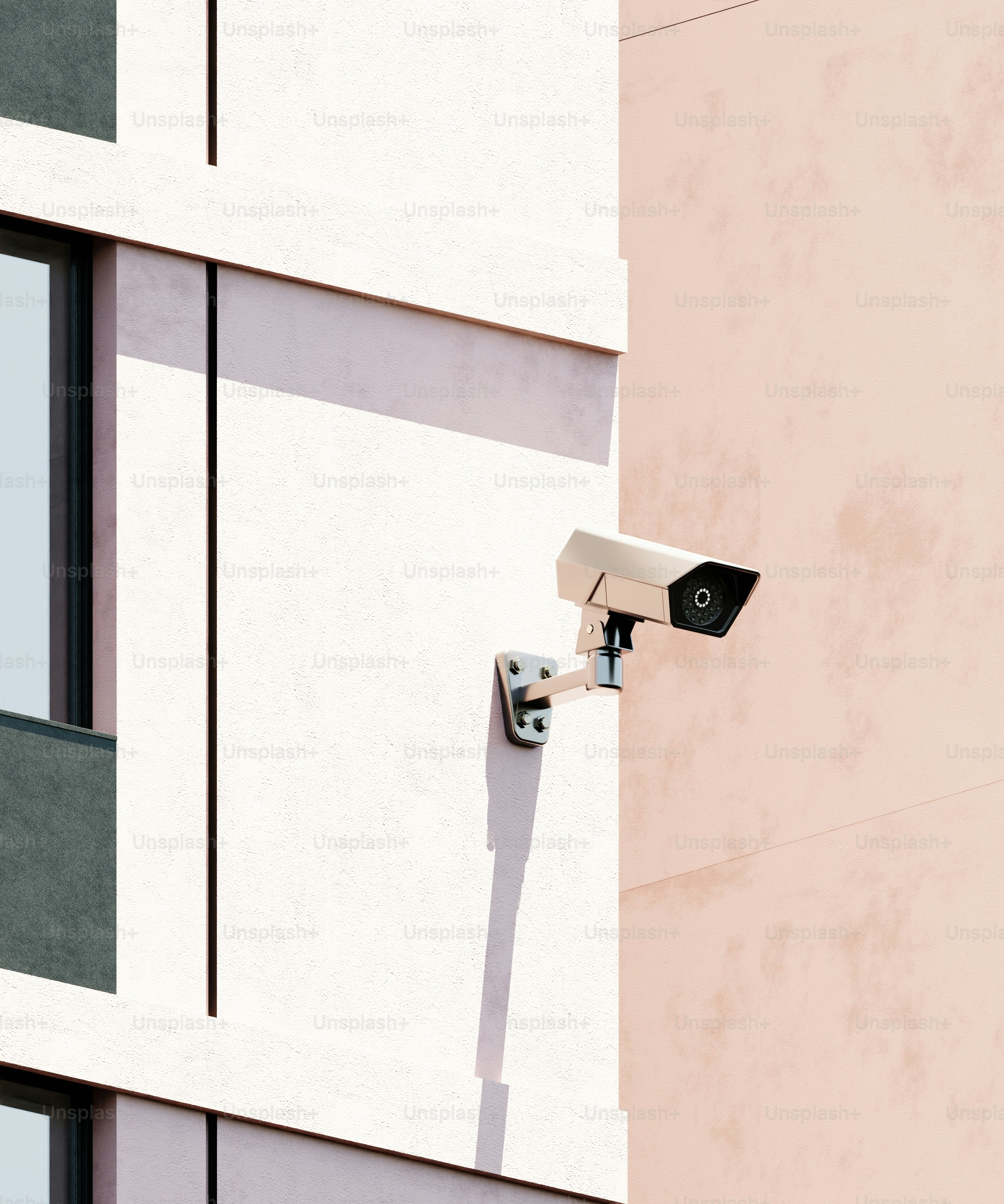 Eine Überwachungskamera an der Außenseite eines Gebäudes.