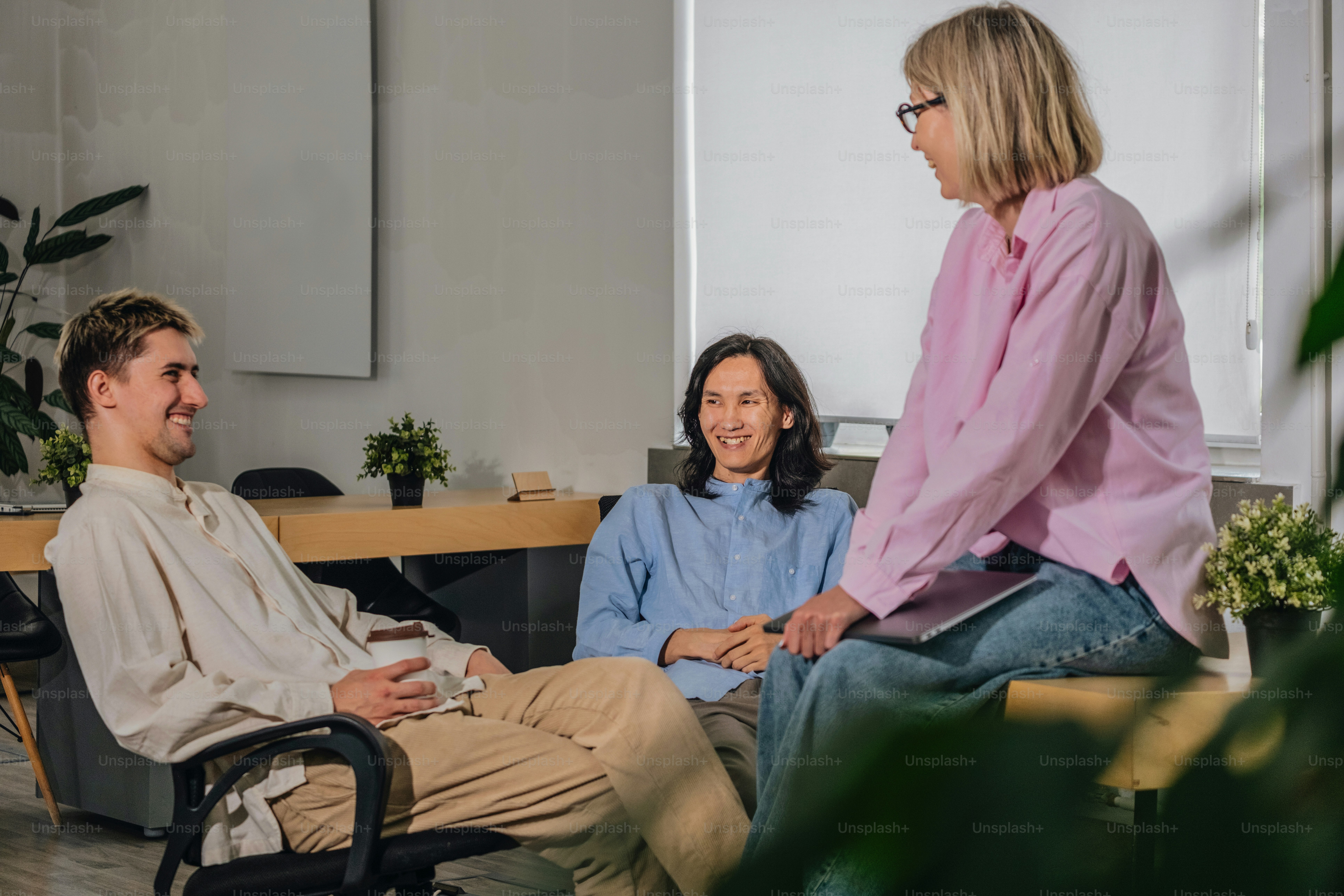 Three people are having a relaxed conversation. photo – Woman Image on ...