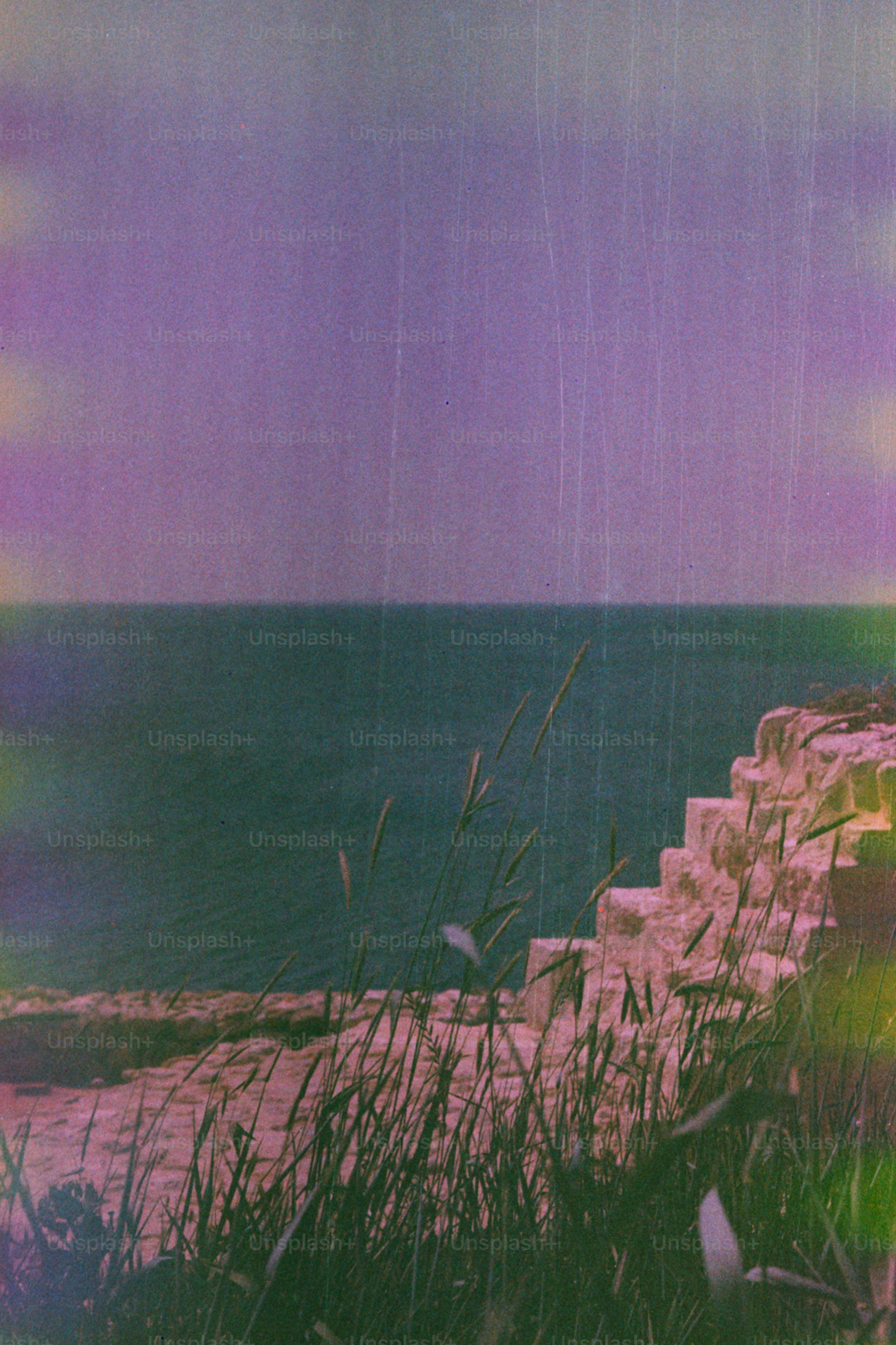 La escalera conduce al océano en un día nublado.