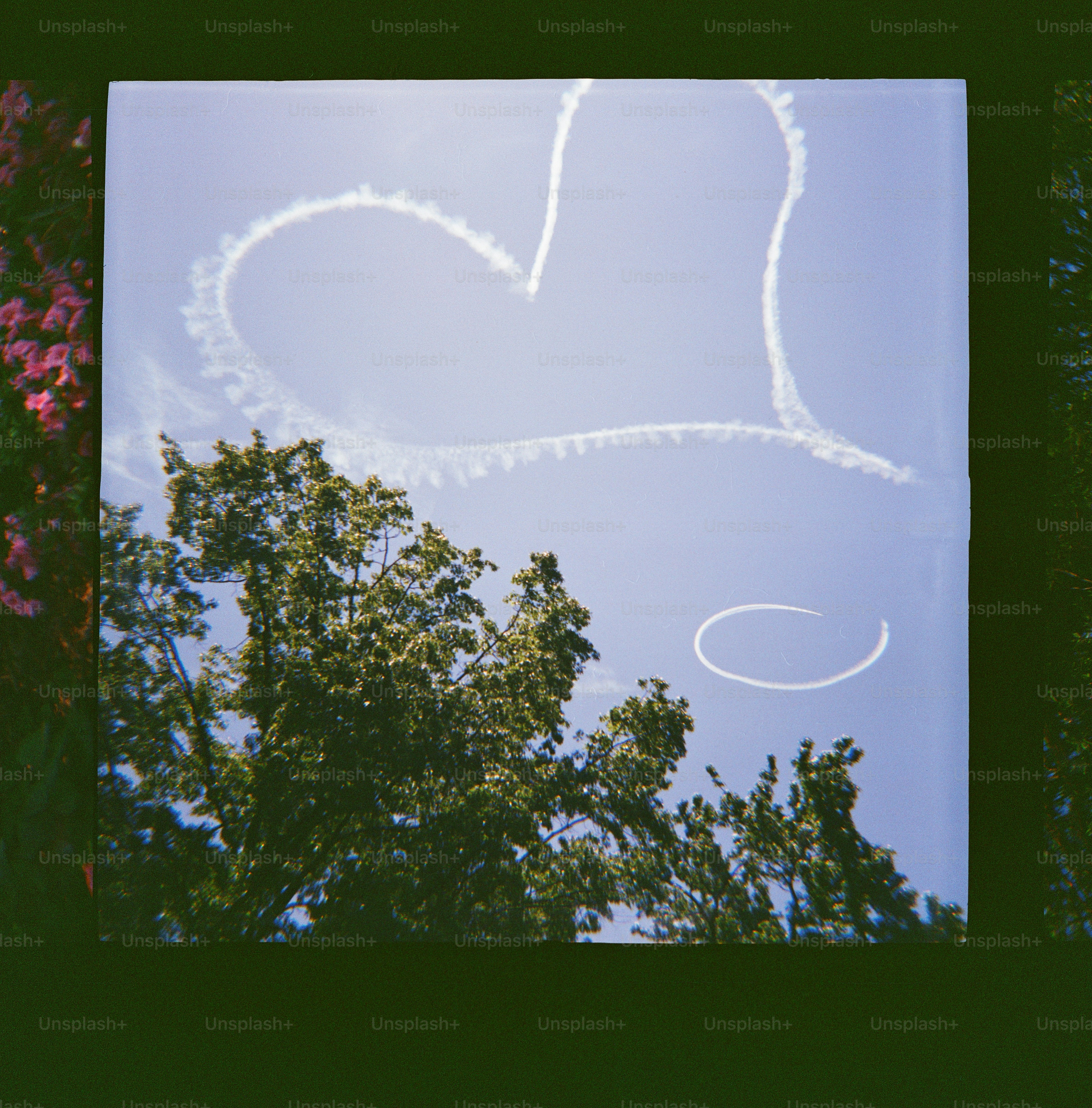 Un cœur est dessiné dans le ciel.
