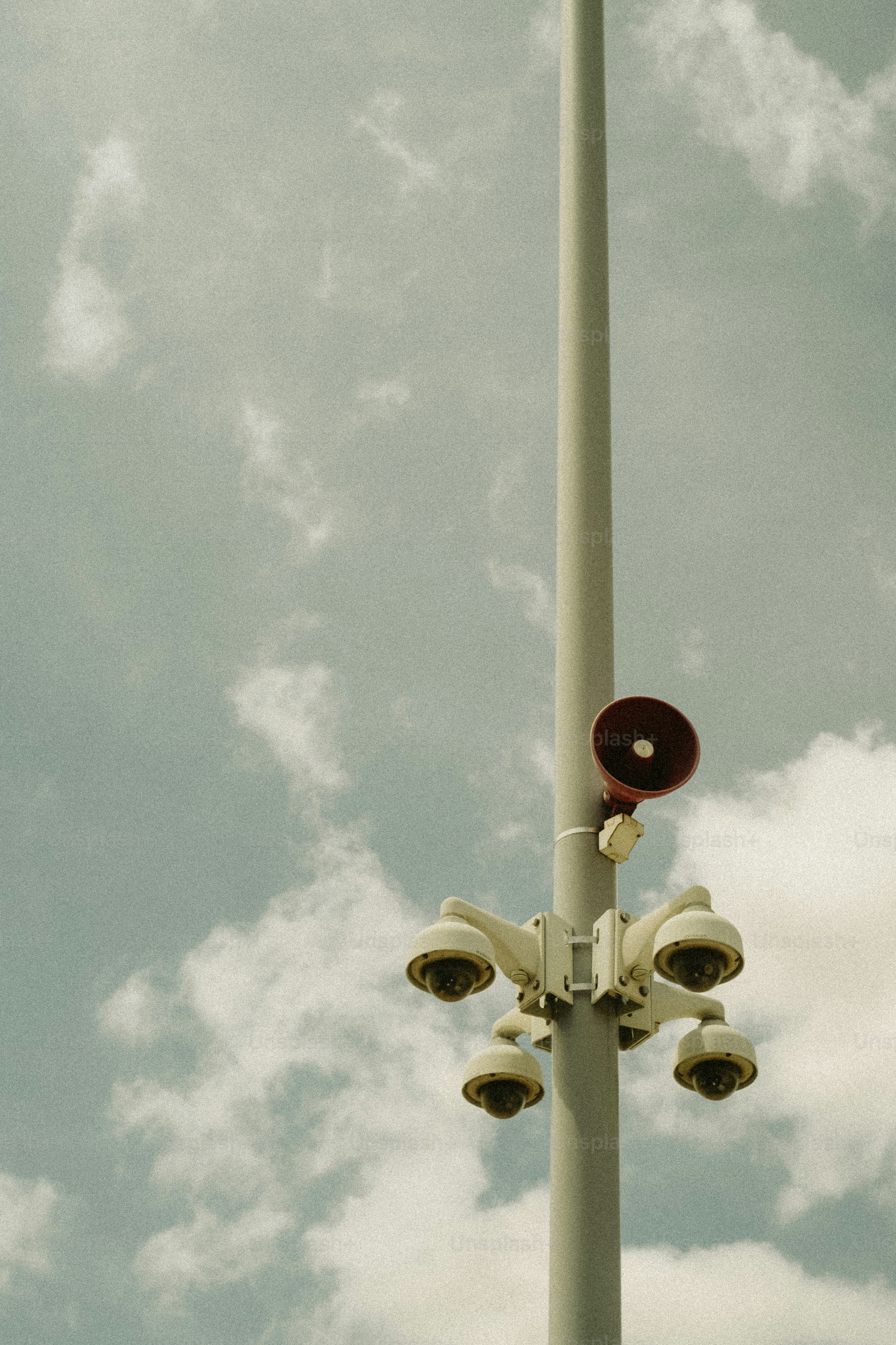 Überwachungskameras, die an einem hohen Mast montiert sind.