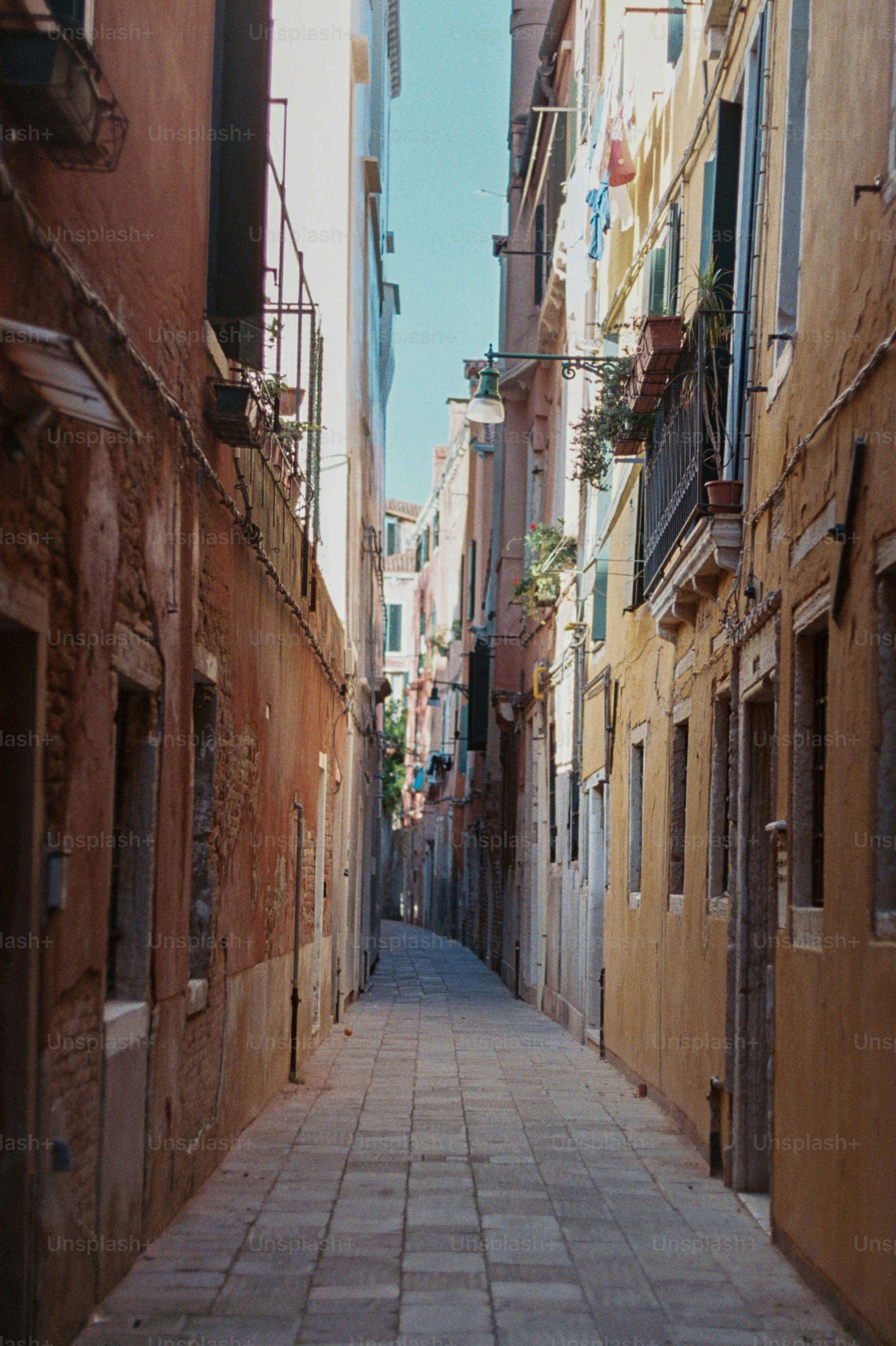 A narrow alleyway with tall buildings in venice