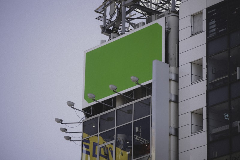 Écrans digitaux out-of-home activés en programmatique dans un centre commercial