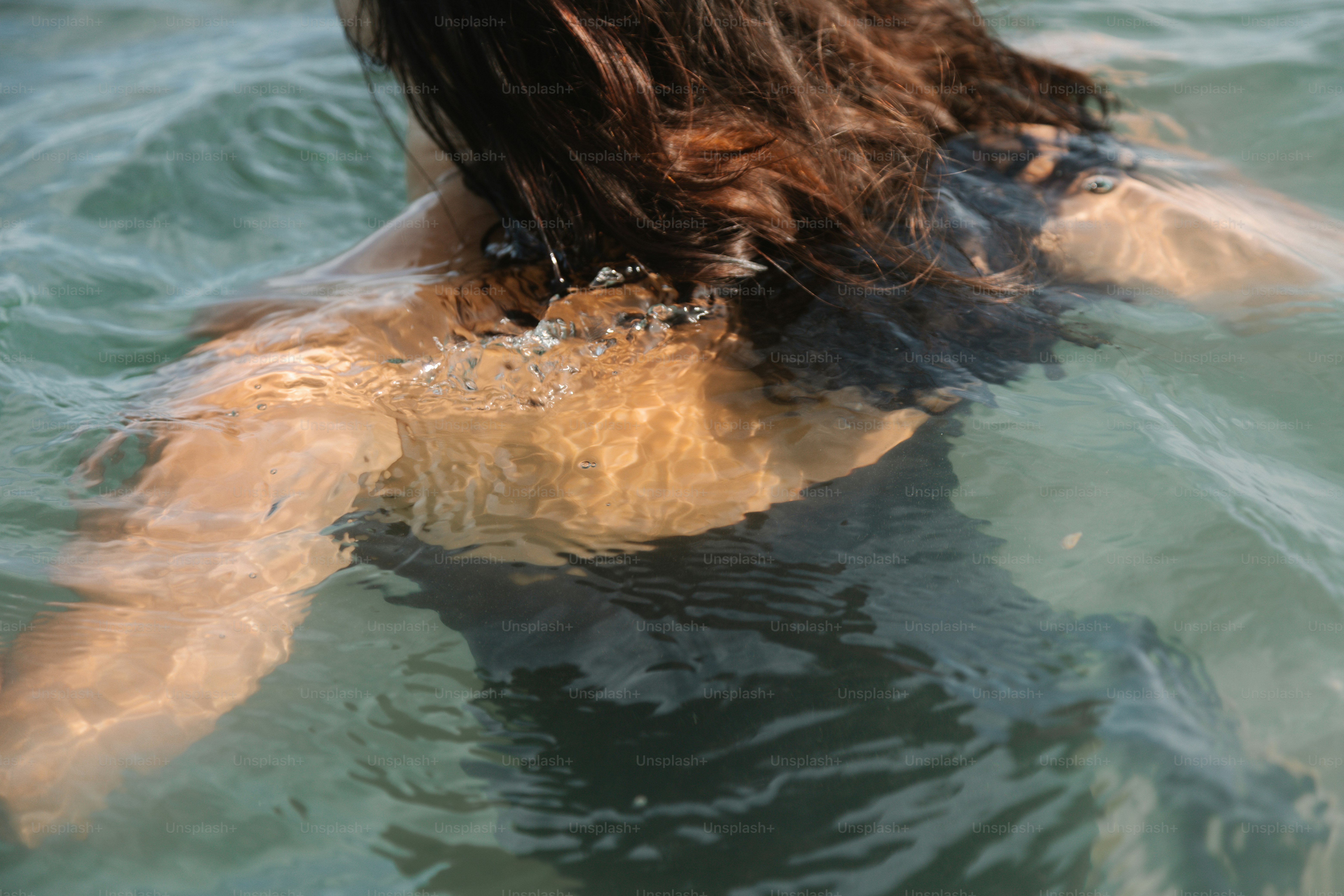 Una persona nada en el refrescante agua del océano.