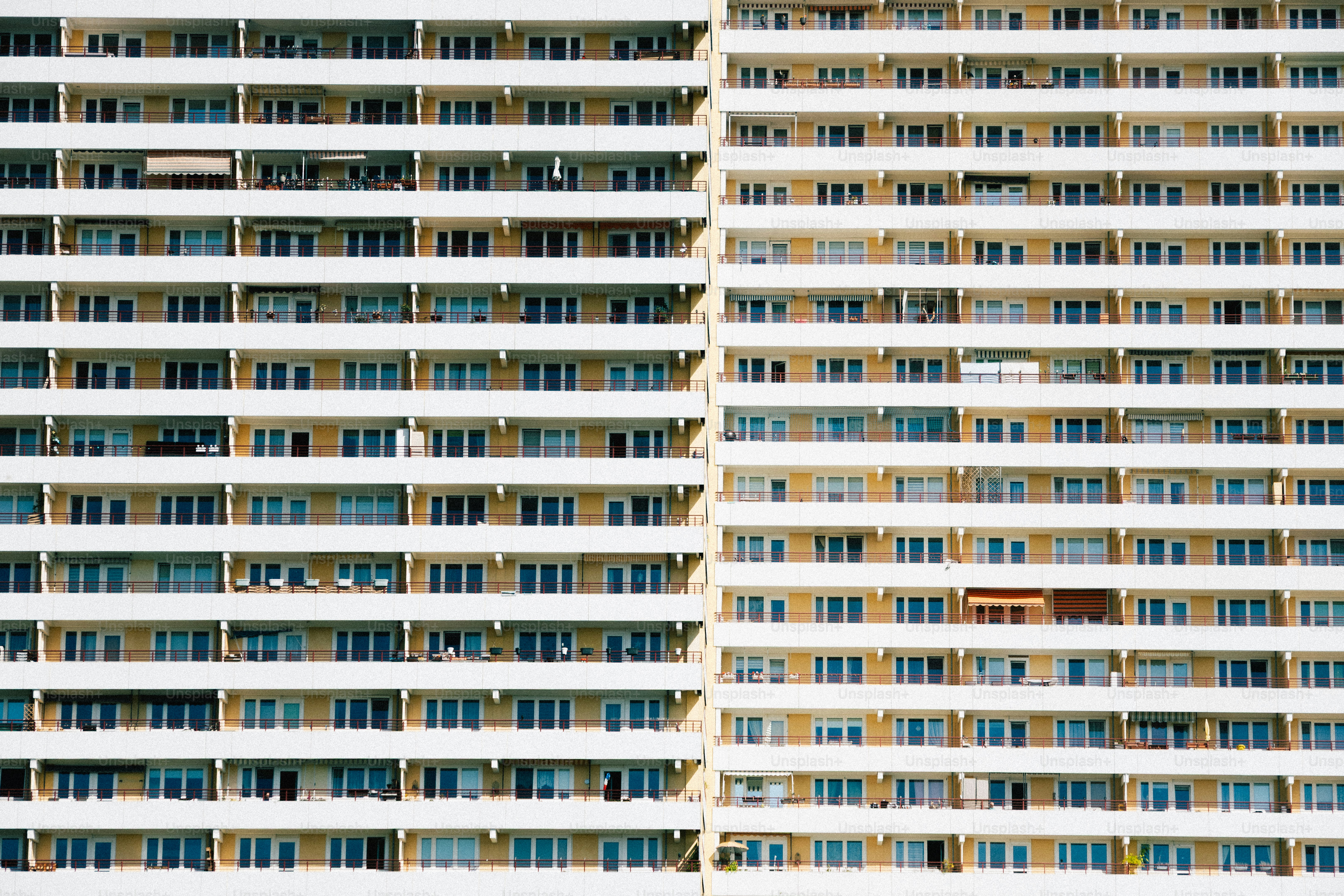 Immeuble d’appartements avec de nombreuses fenêtres et balcons.