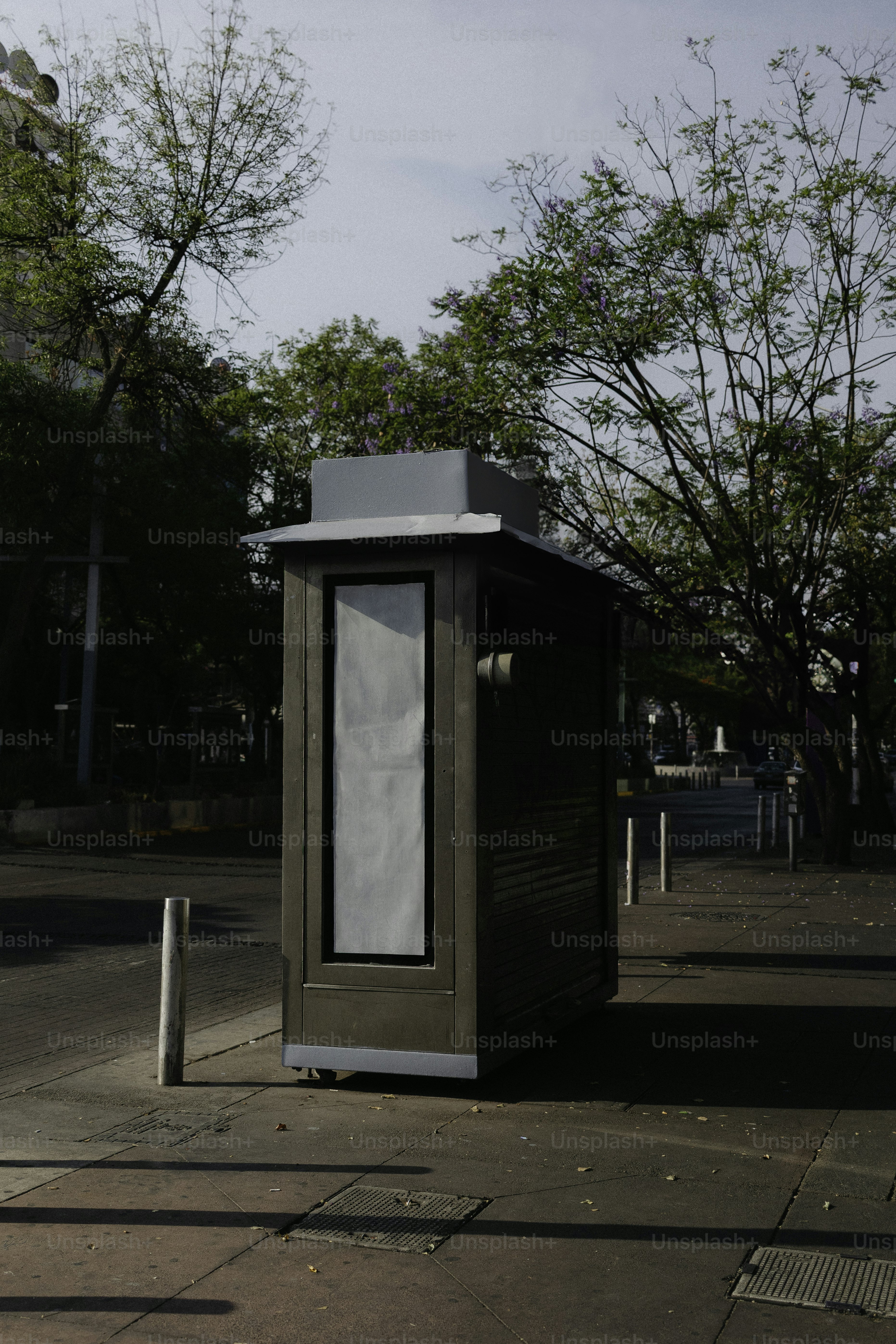 歩道に立つ暗くてモダンなブース。