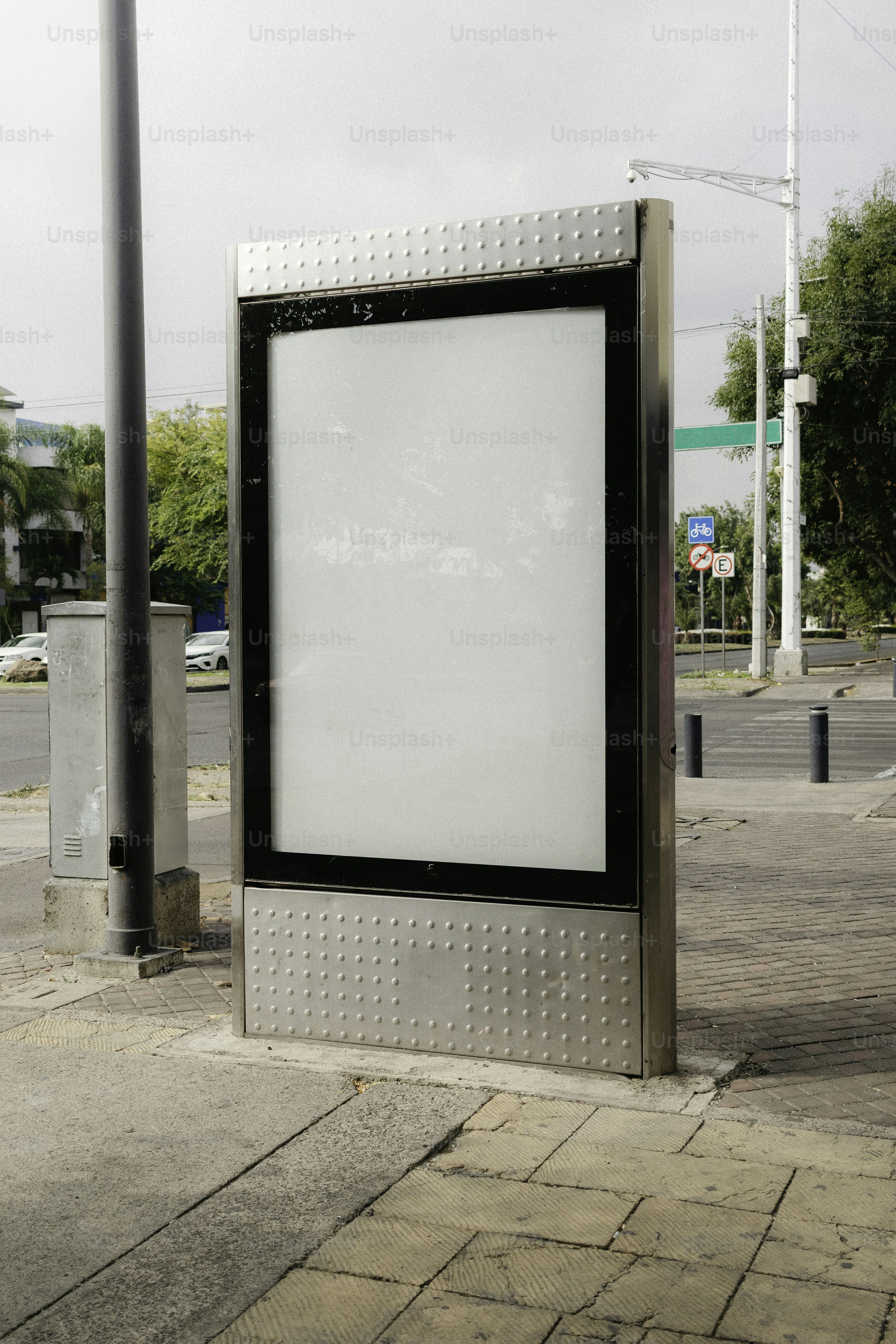 歩道の隣には空白の看板が立っています。