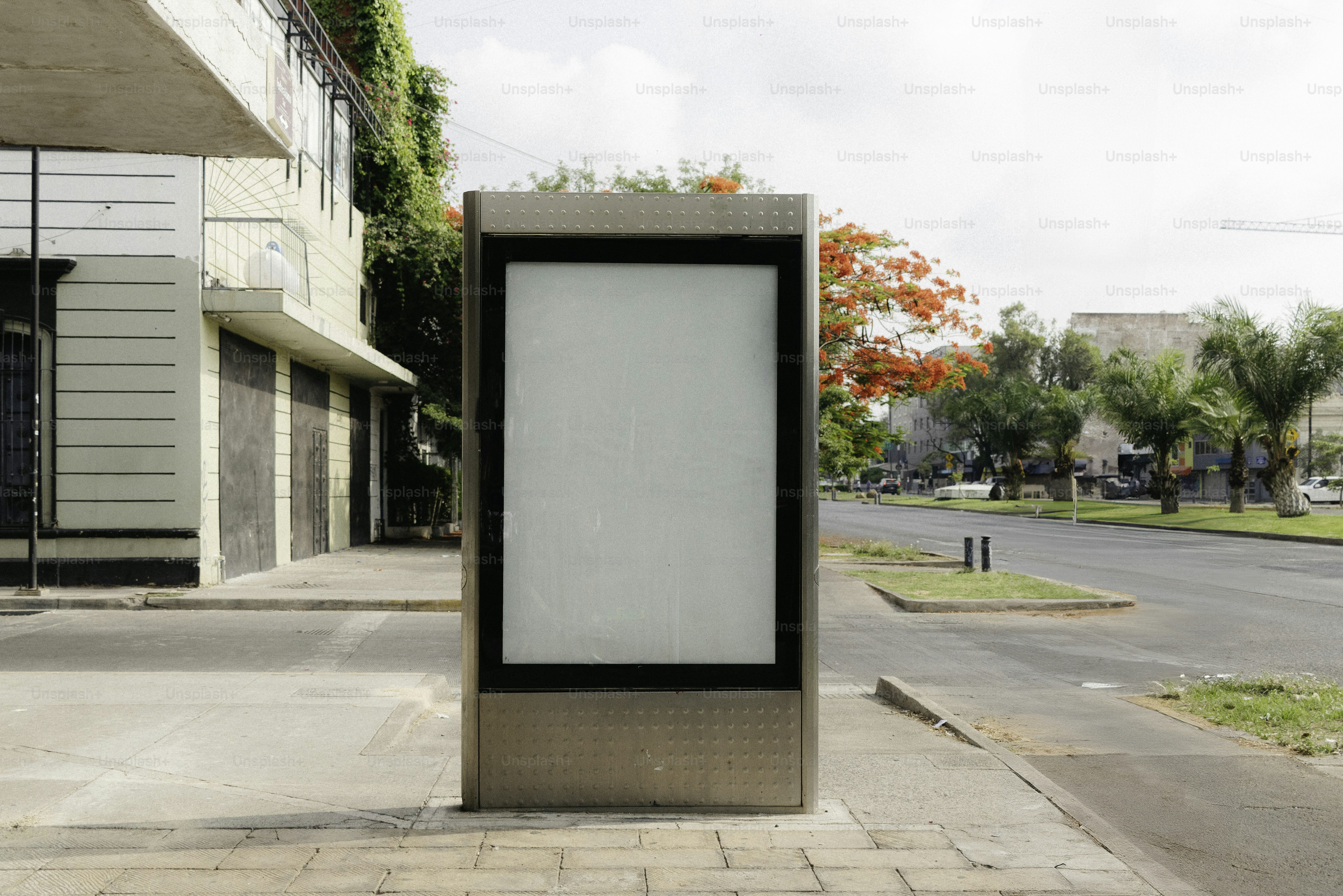 La valla publicitaria está vacía en una acera. foto – Imagen de Fondo en  Unsplash, image size:3000x2000