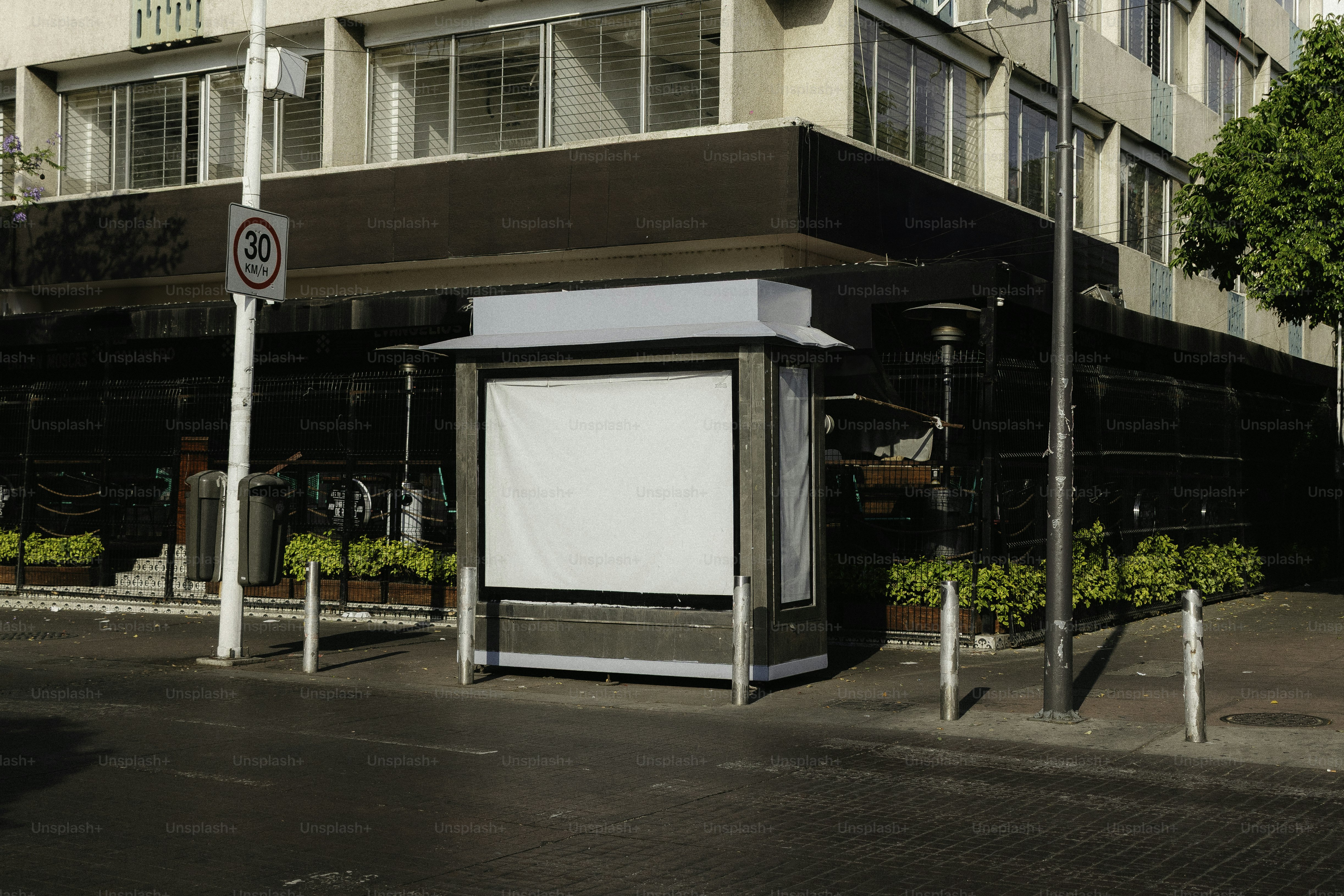 街の通りに空っぽの看板が立っています。