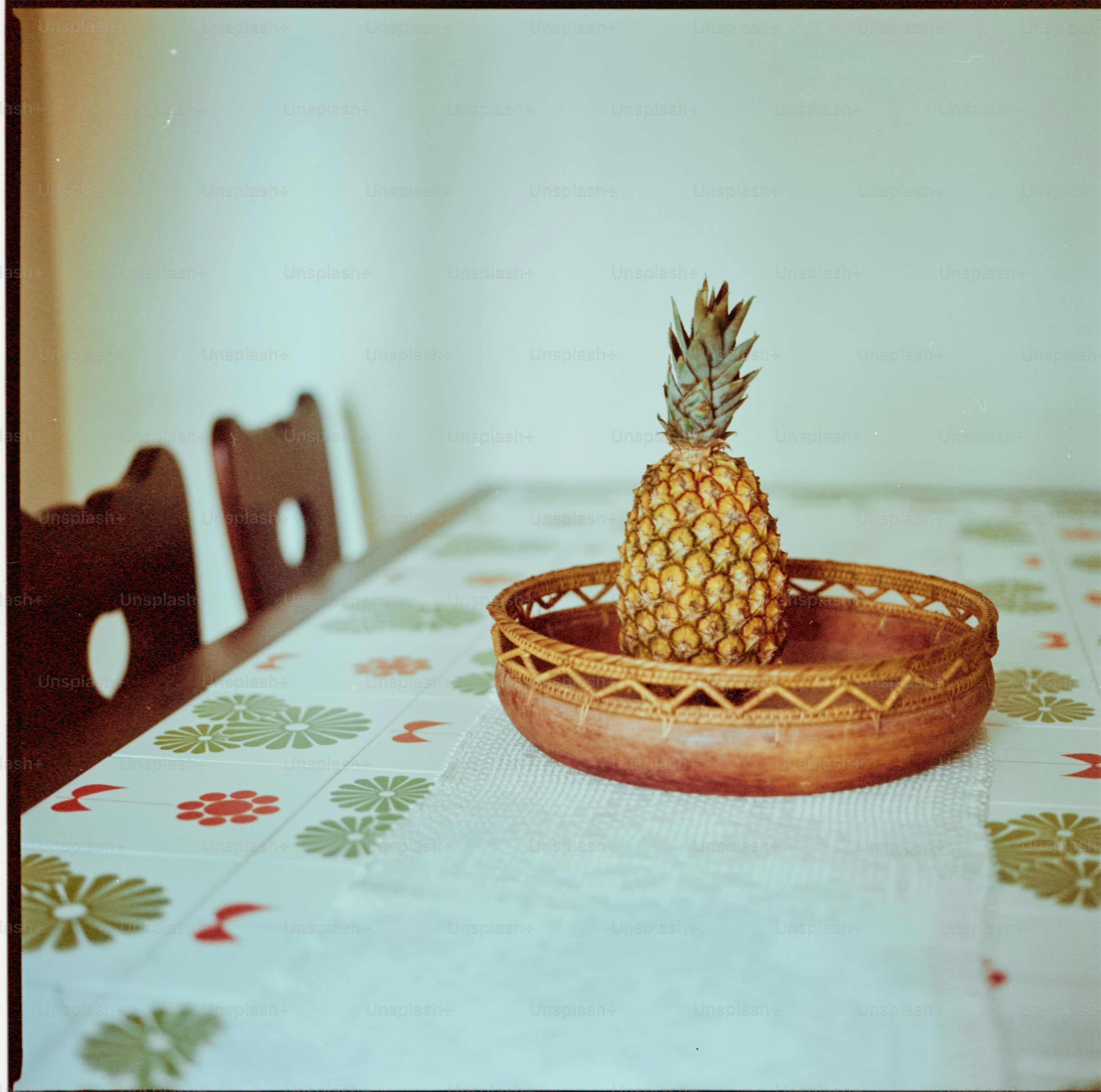 La piña en una canasta se encuentra sobre una mesa.