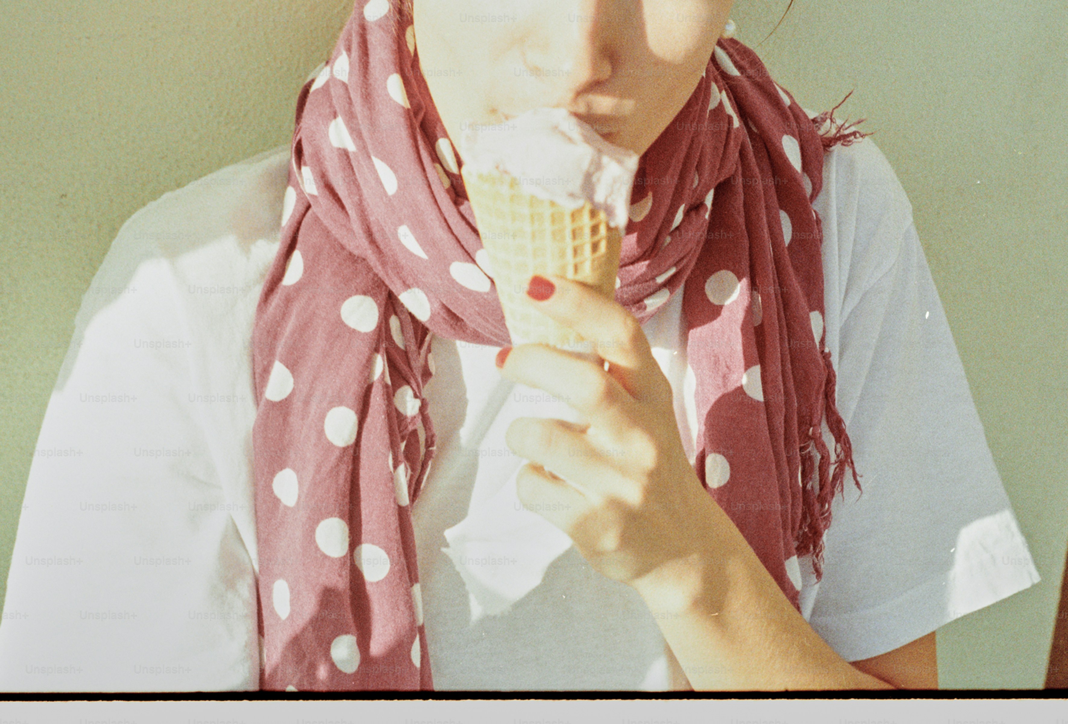 La persona con bufanda come un cono de helado.