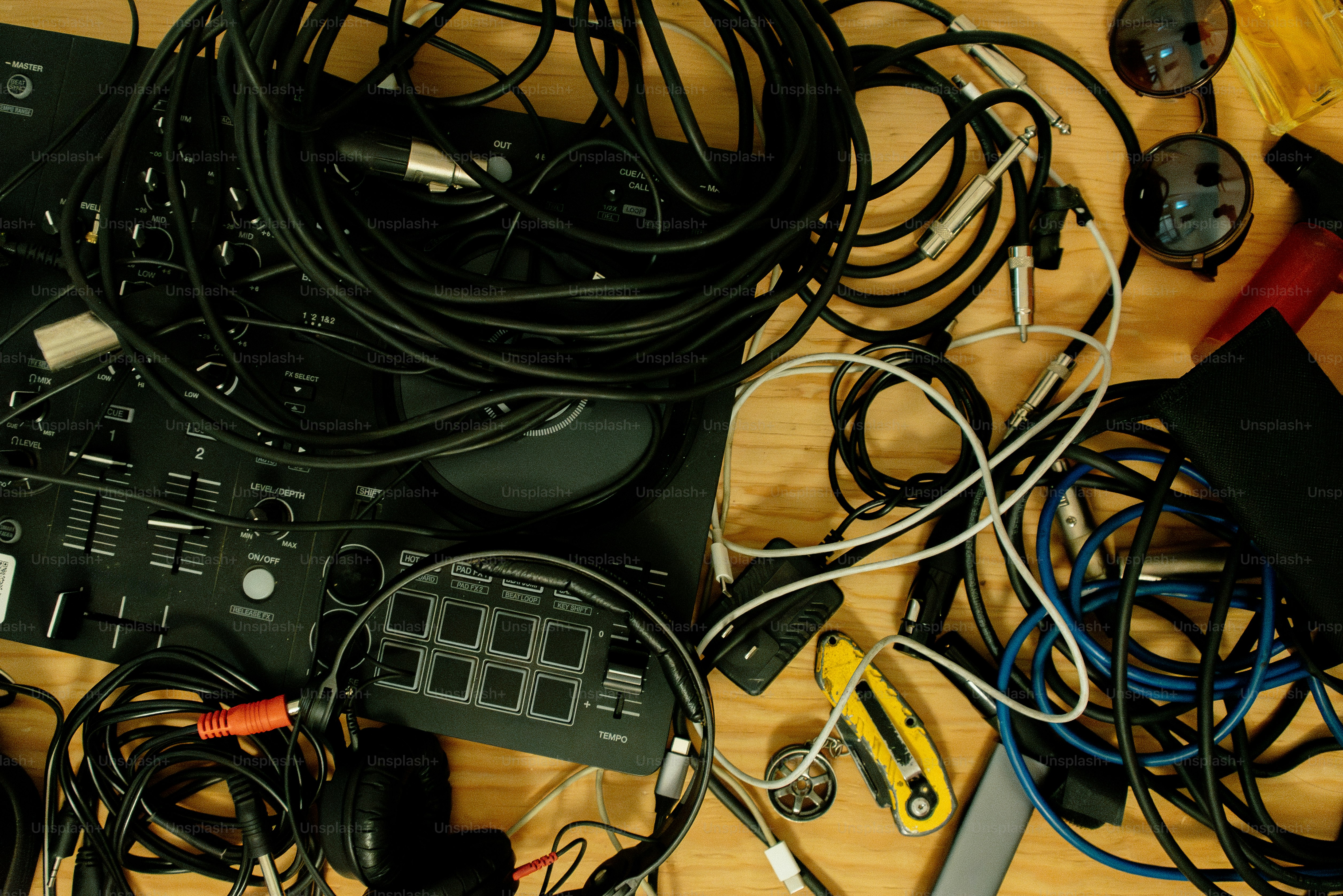 Kabel und DJ-Equipment bilden ein Wirrwarr.