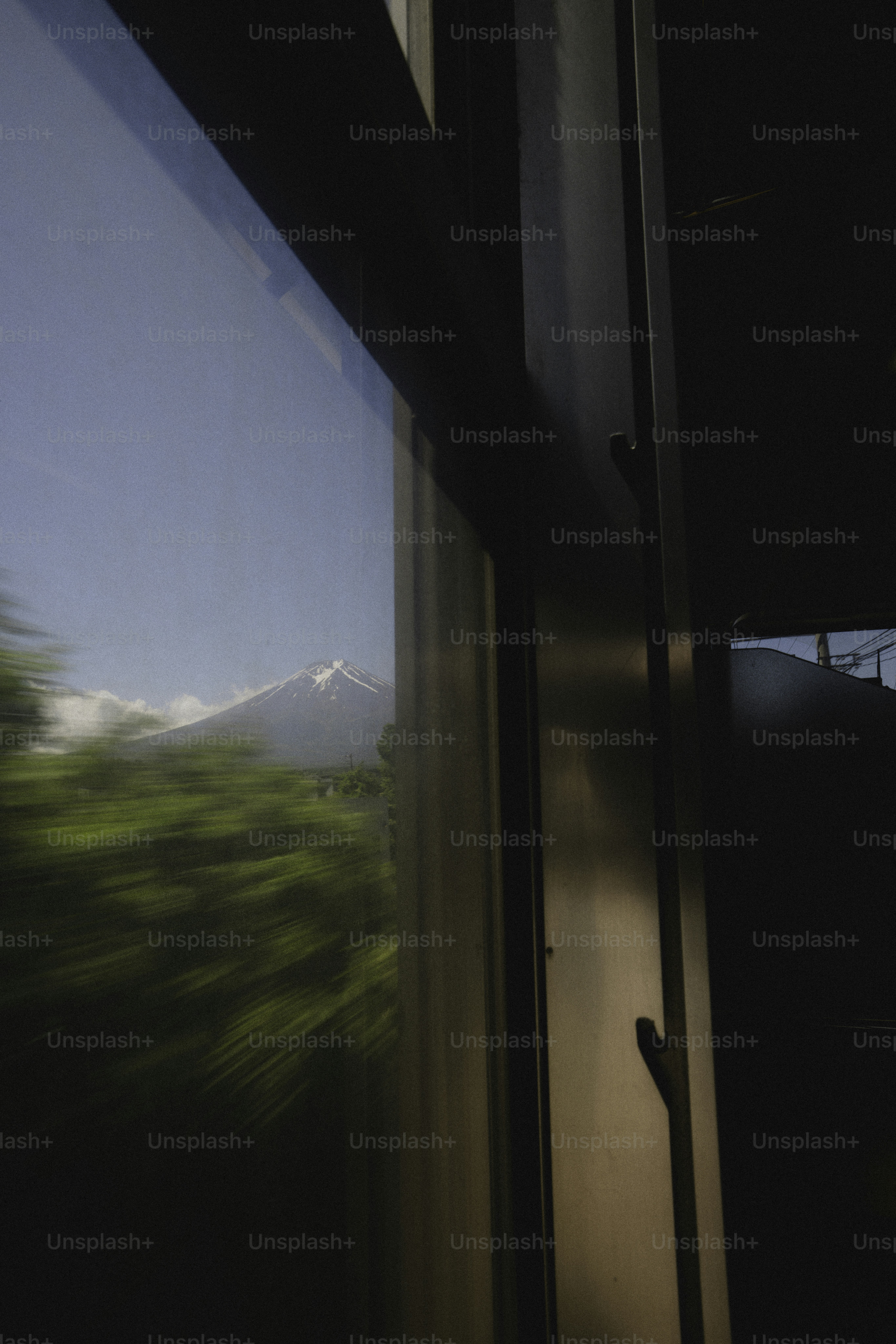 窓枠から眺める山の景色