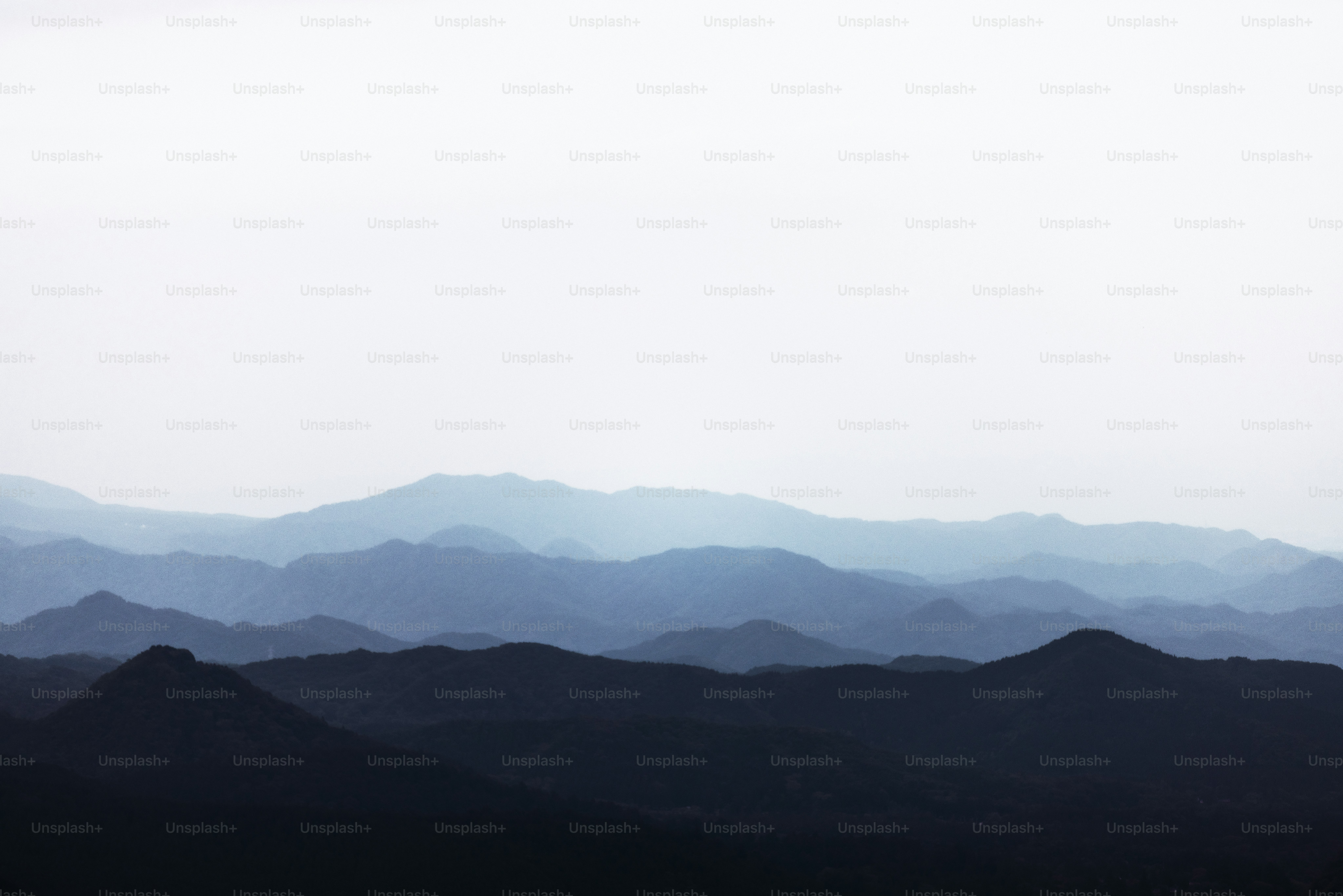 Montañas azules lejanas se desvanecen en el cielo.