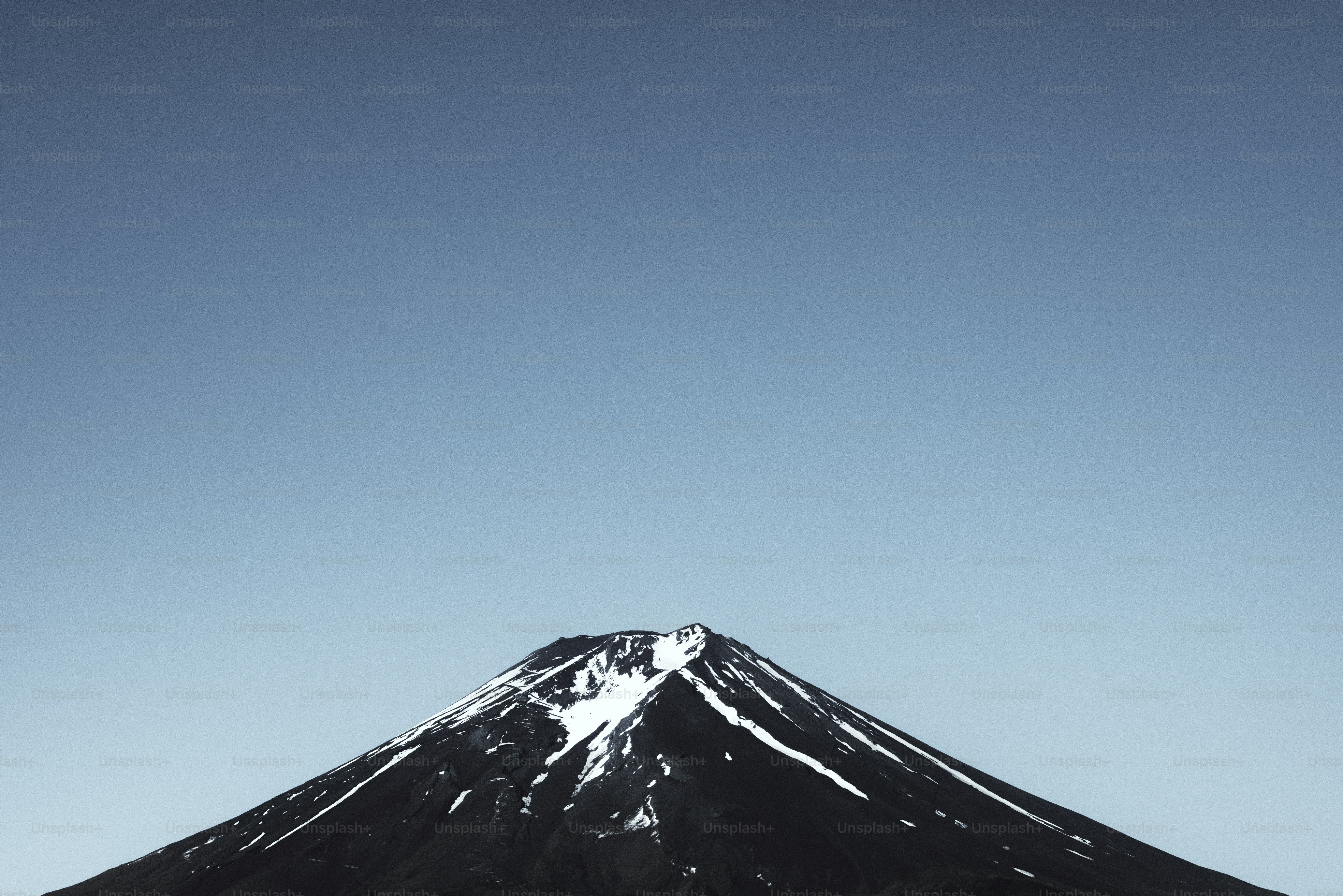 紫色の柔らかな空から覗く富士山 - Unsplash+に収録の写真