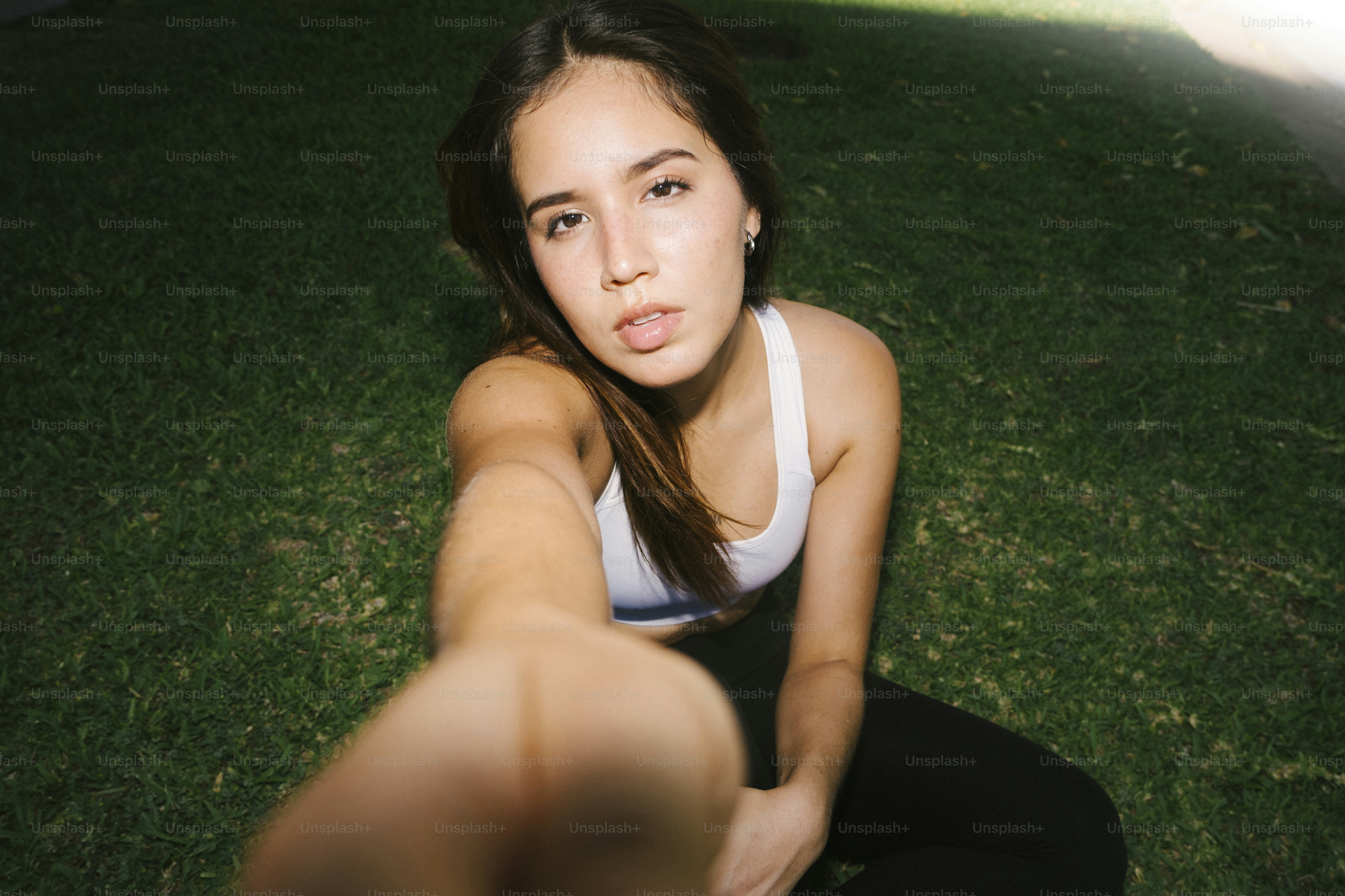 Una mujer joven se toma una selfie al aire libre.