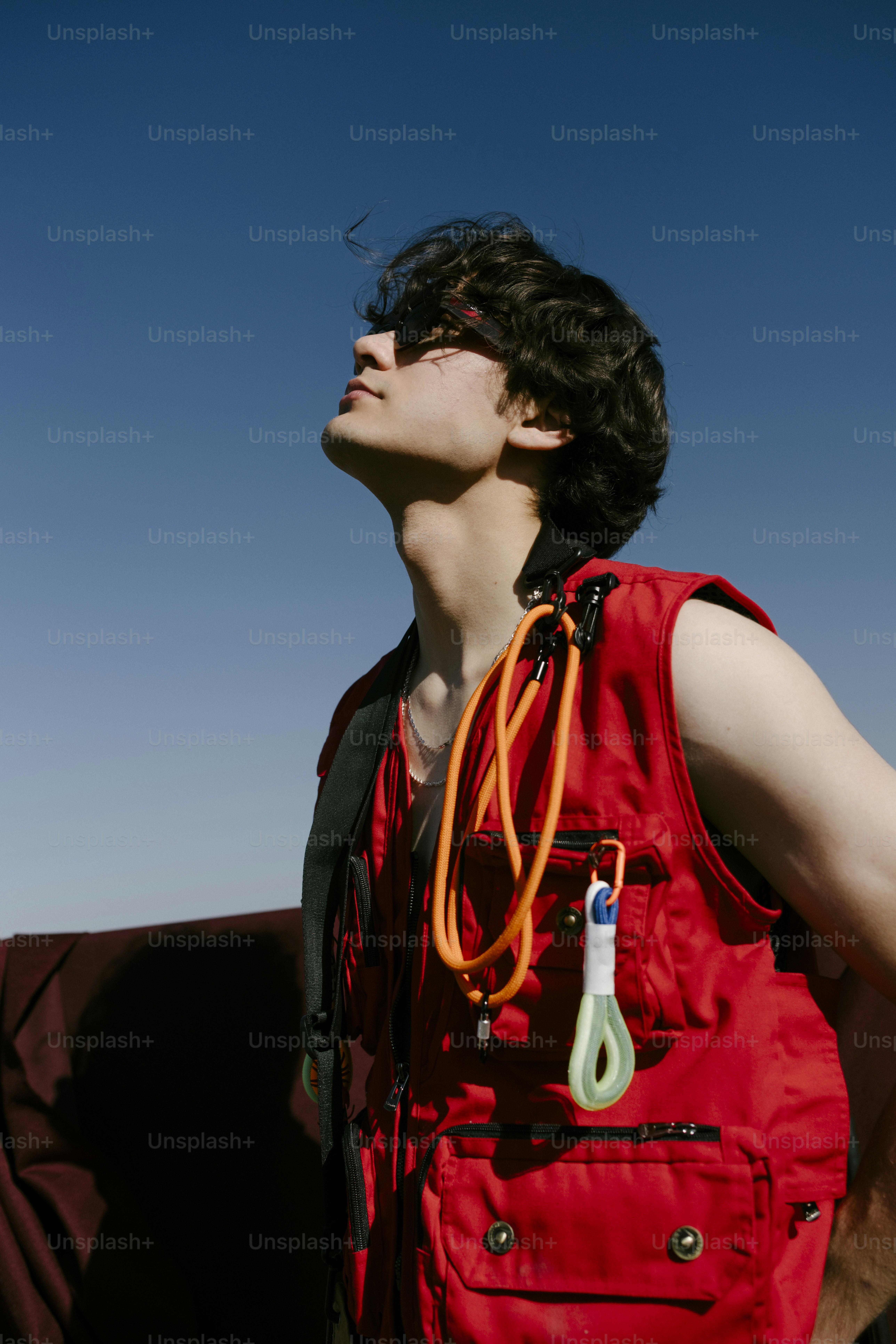 Jovem aproveita a luz do sol com óculos escuros.