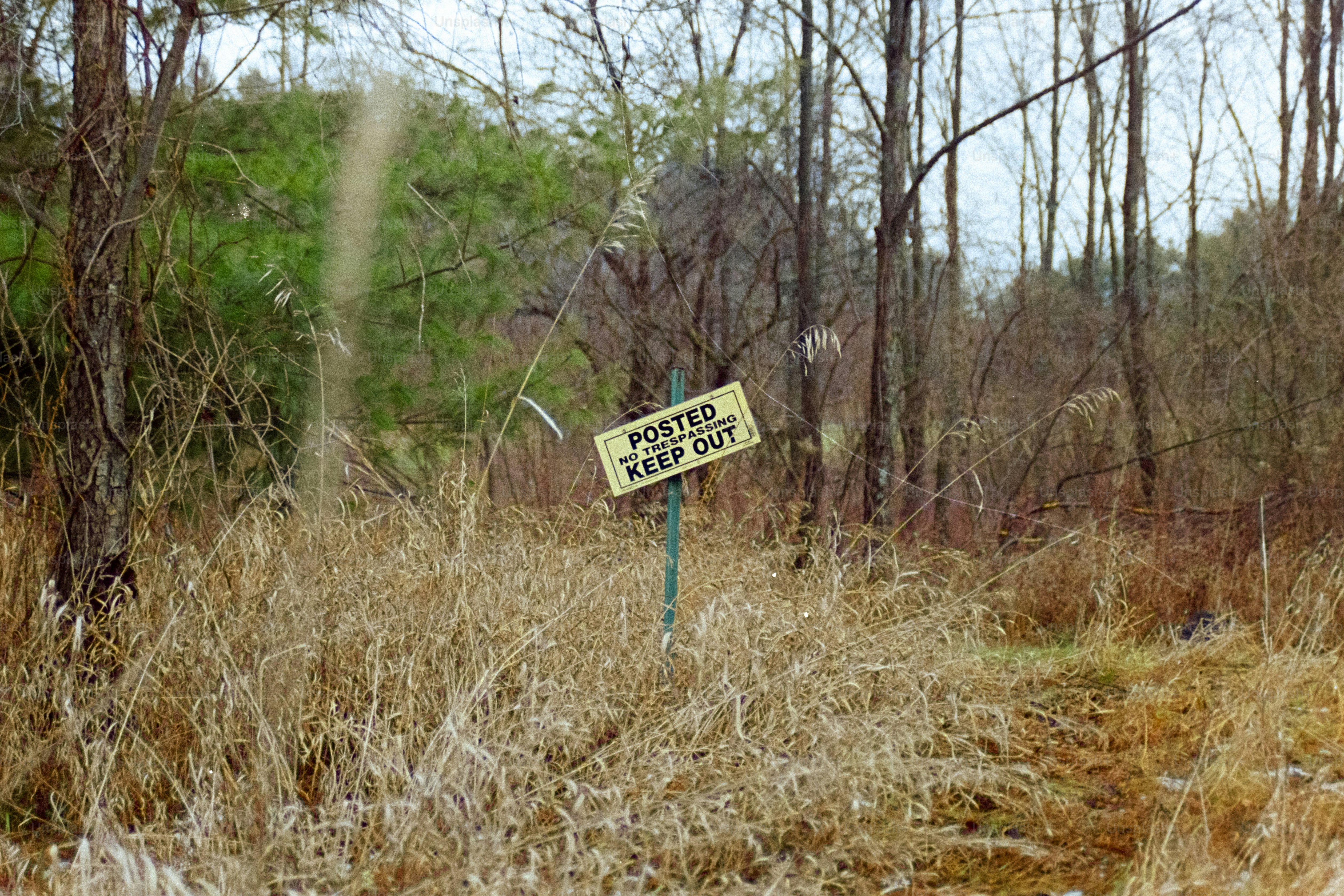 Un letrero colocado aconseja mantenerse fuera del área.