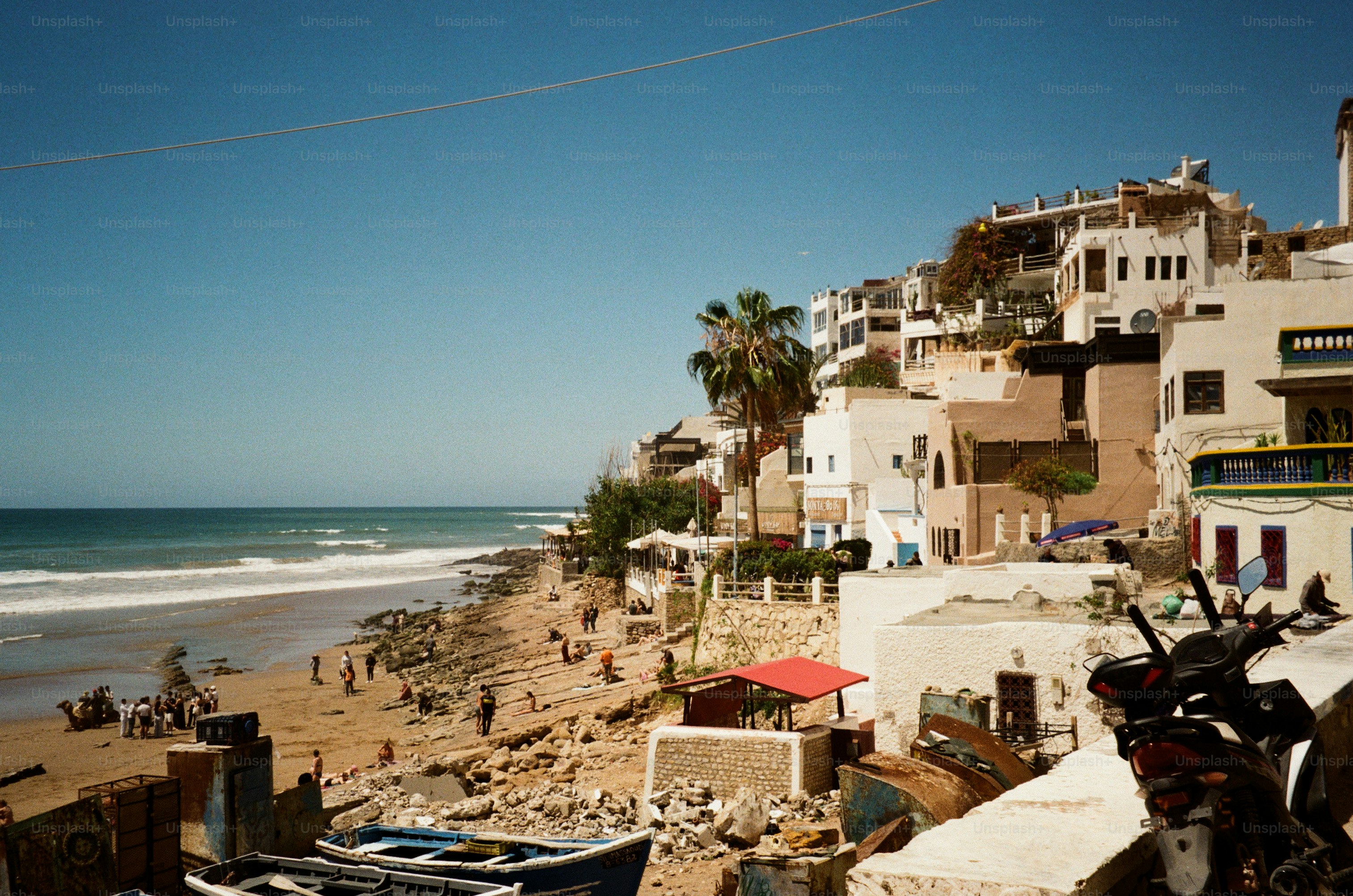 海岸沿いの町からは美しいビーチを見渡せます。