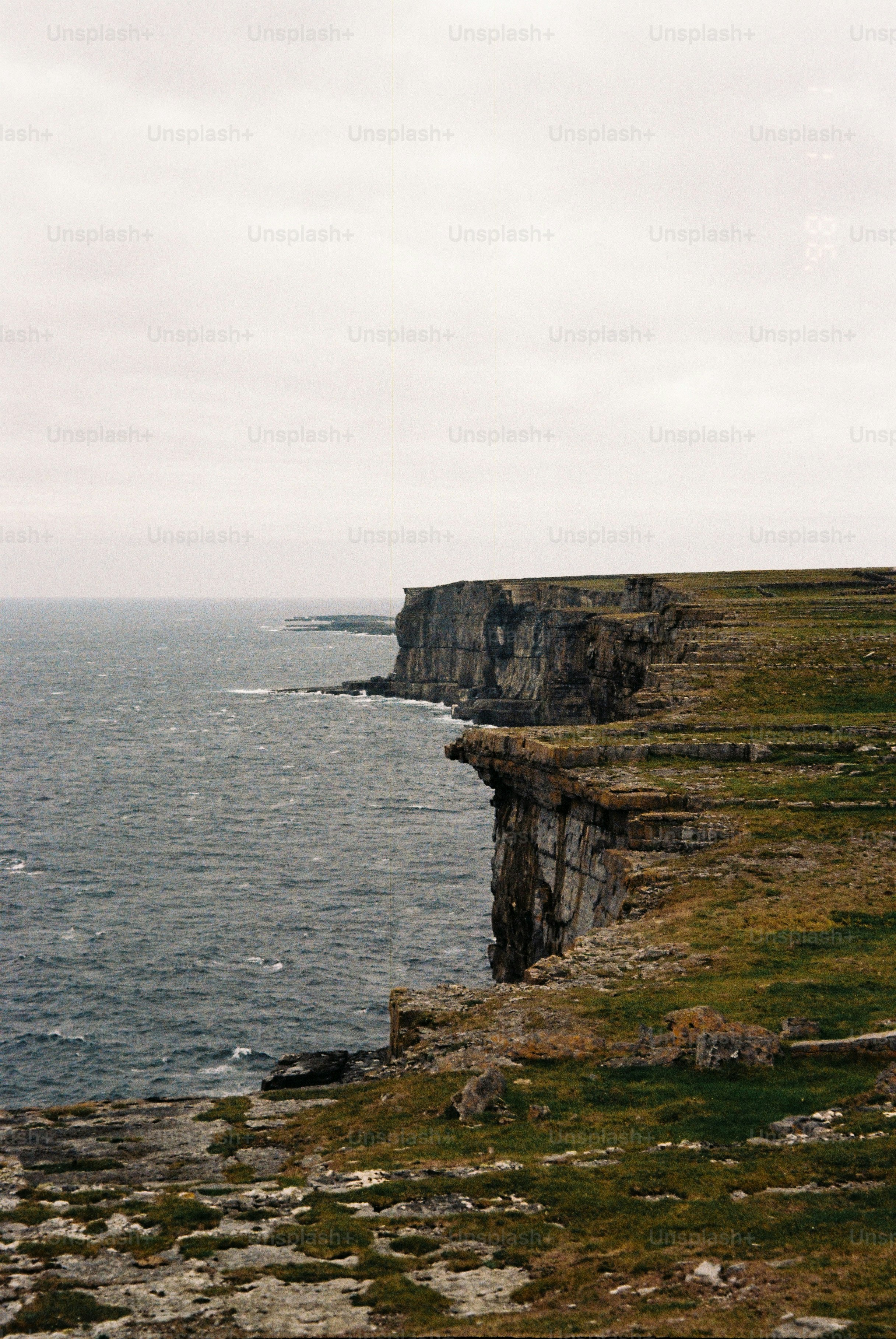 Klippen erheben sich über die rauen Wellen des Ozeans.