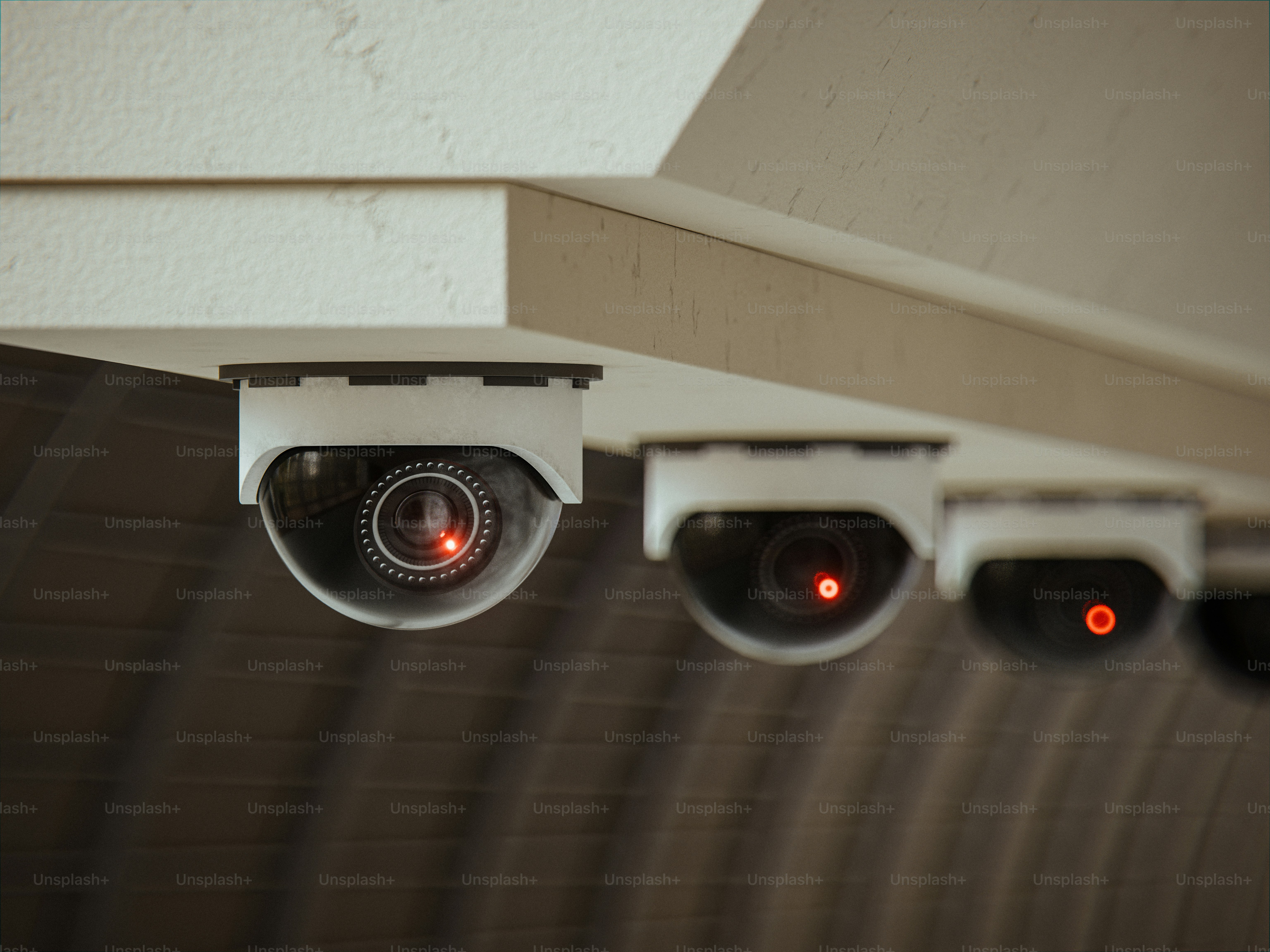 Überwachungskameras sind an der Decke montiert.