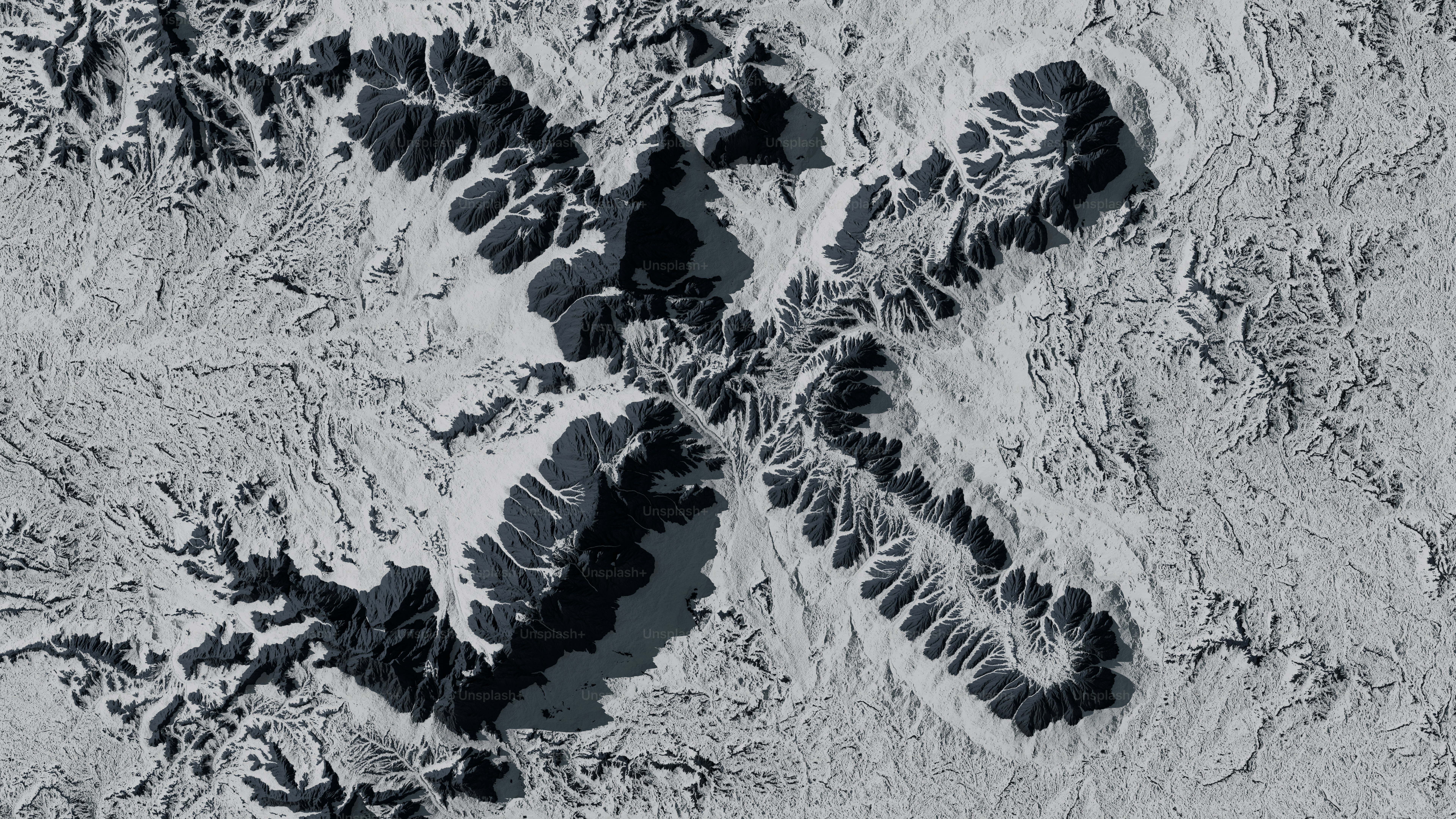 Una cadena montañosa en forma de cruz sobre un paisaje gris