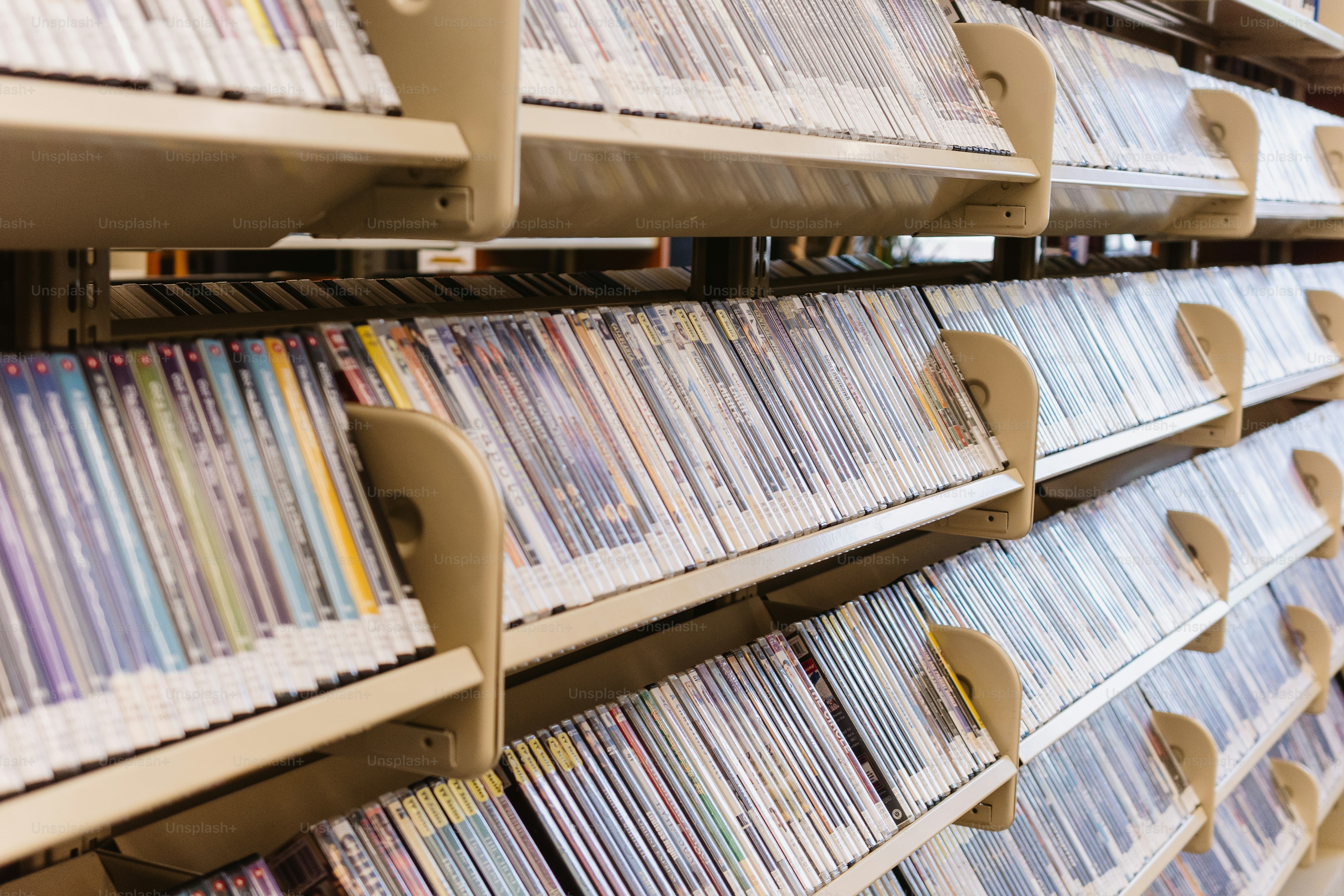 Filas de dvds se encuentran en los estantes.