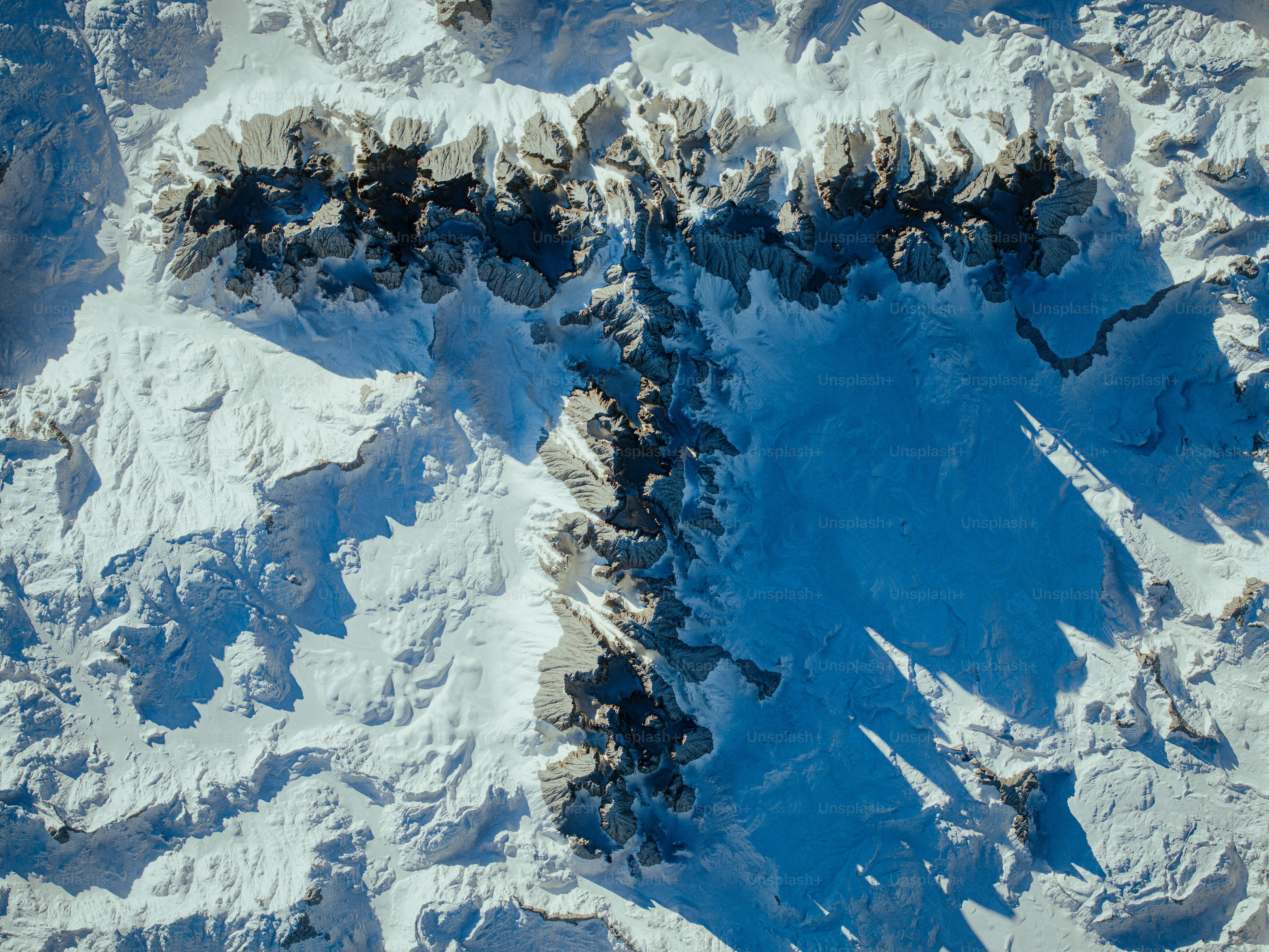 氷と雪でできた「t」の文字。